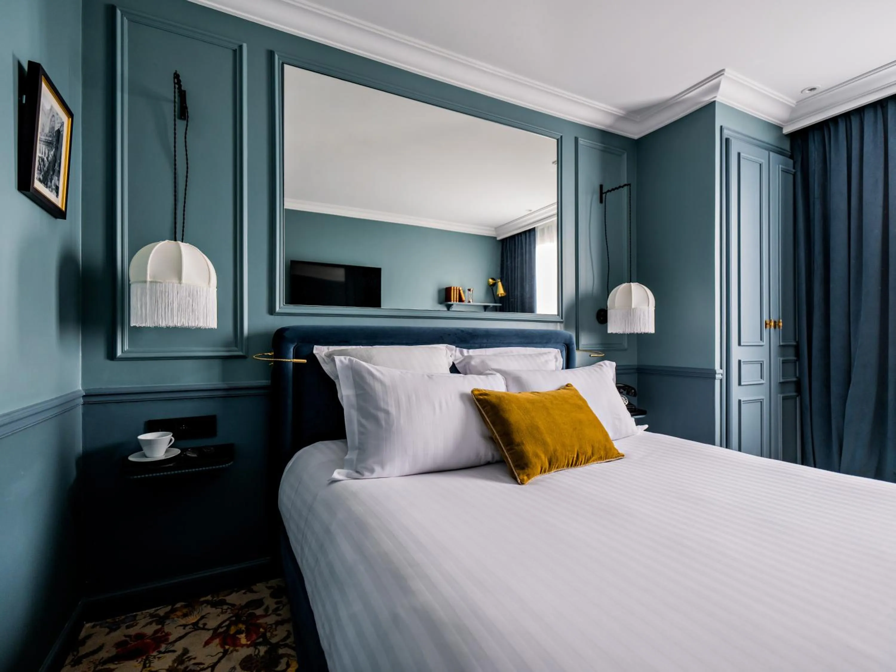 Bed in Hotel Duquesne Eiffel