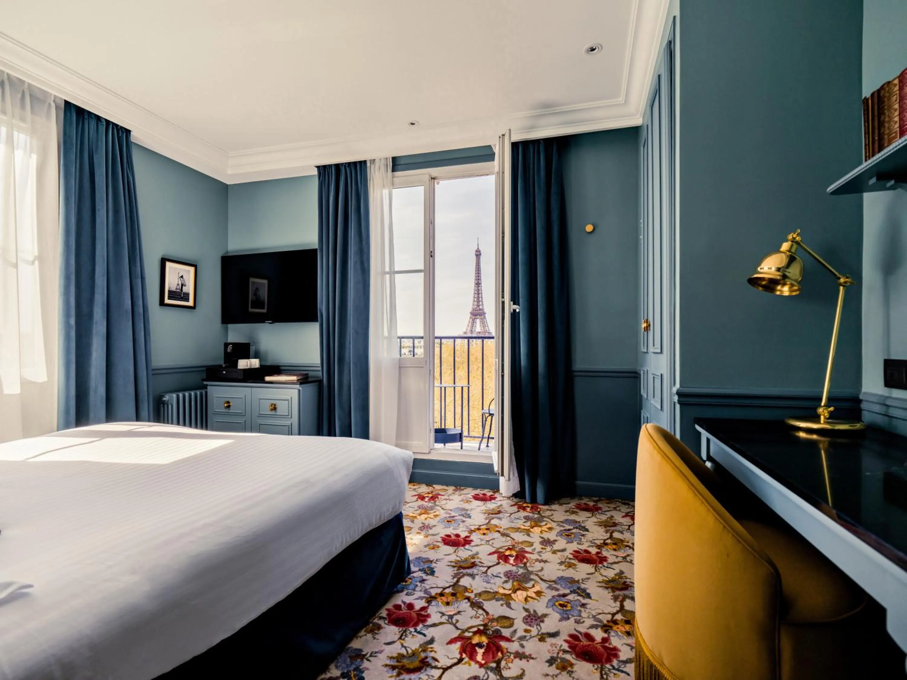 View (from property/room), Bed in Hotel Duquesne Eiffel