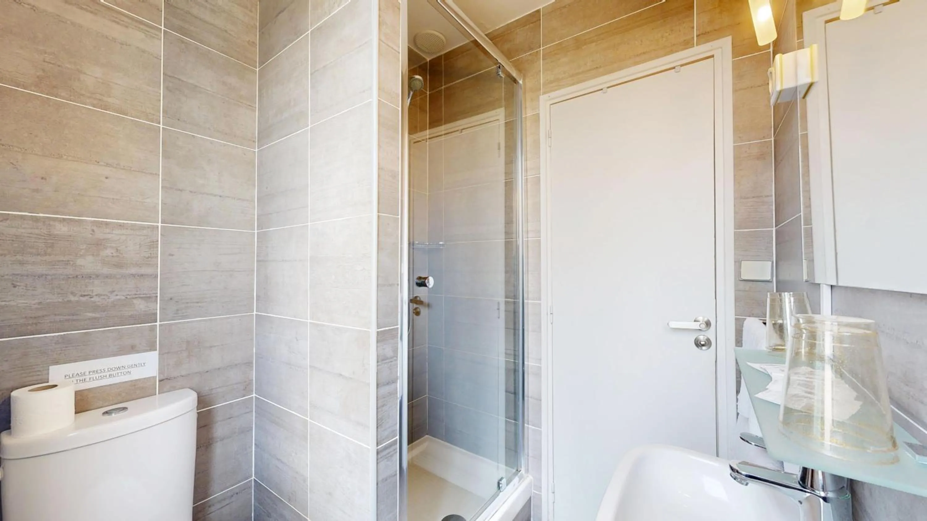 Shower in Hotel Solara