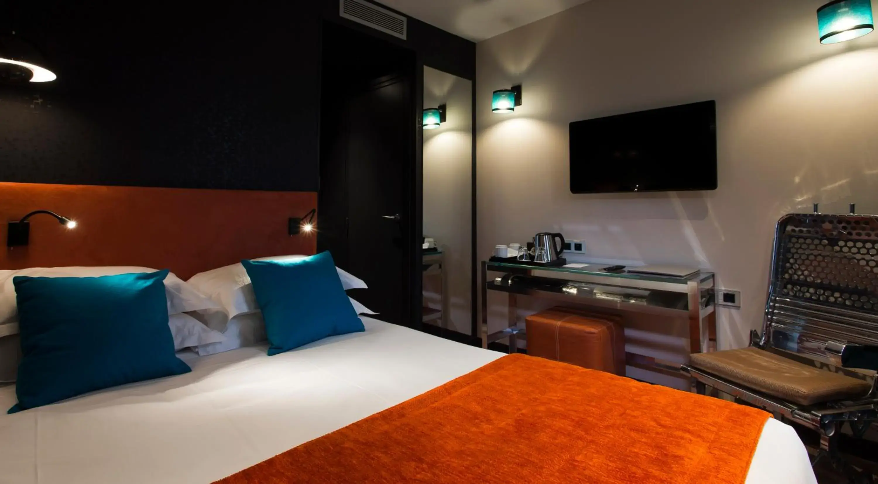 Single Room in Hotel Atmospheres Single Room in Hotel Atmospheres