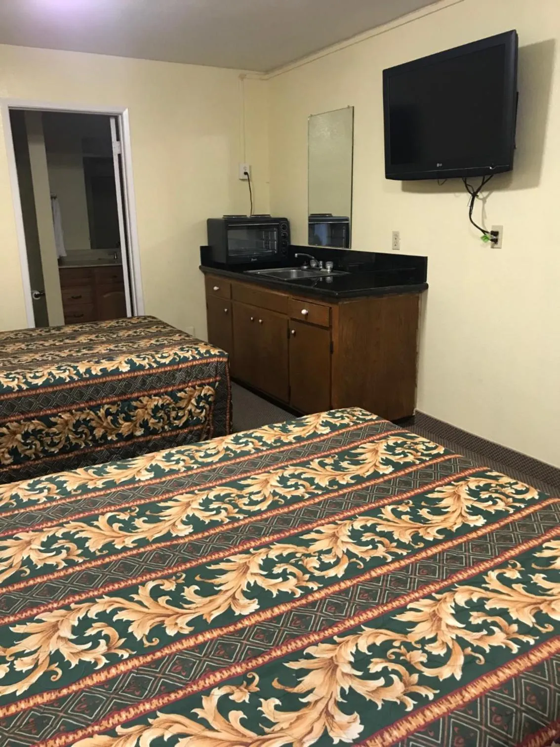 Kitchen or kitchenette, Bed in Hacienda Motel