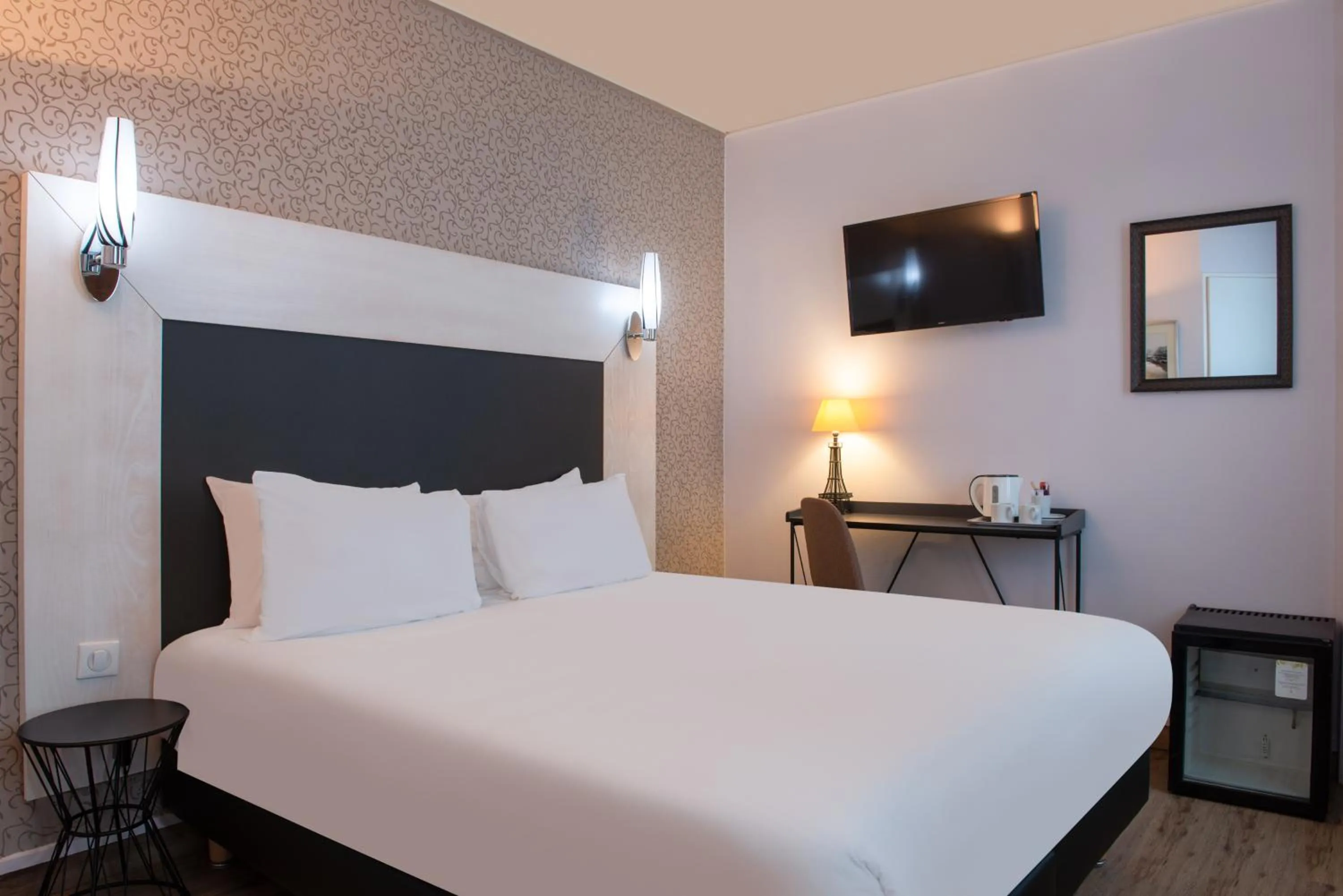 Photo of the whole room, Bed in Hôtel Istria by Magna Arbor