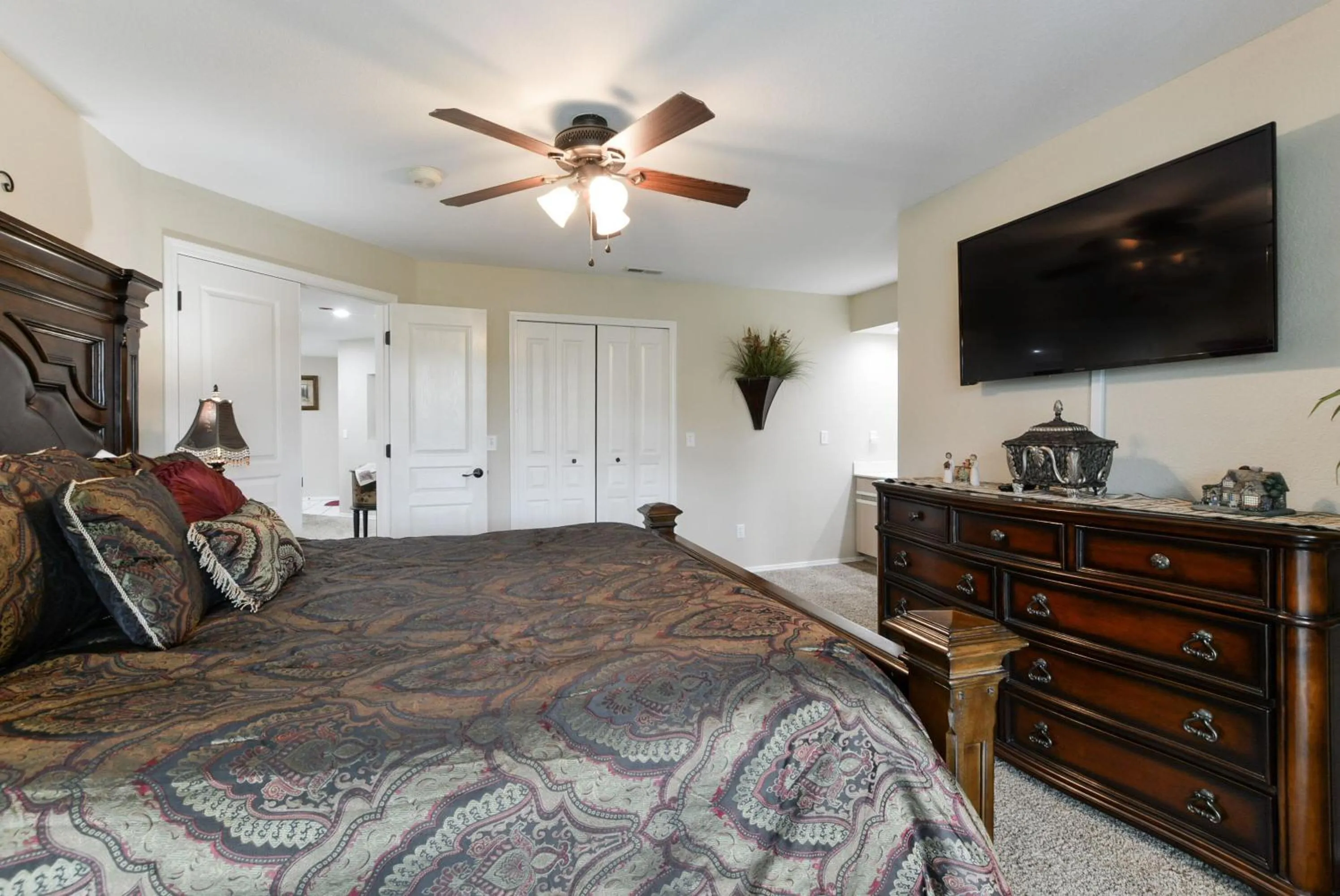 Bed in Luxury Condos at Thousand Hills - Heart of Branson - Beautifully remodeled - Spacious and Affordable