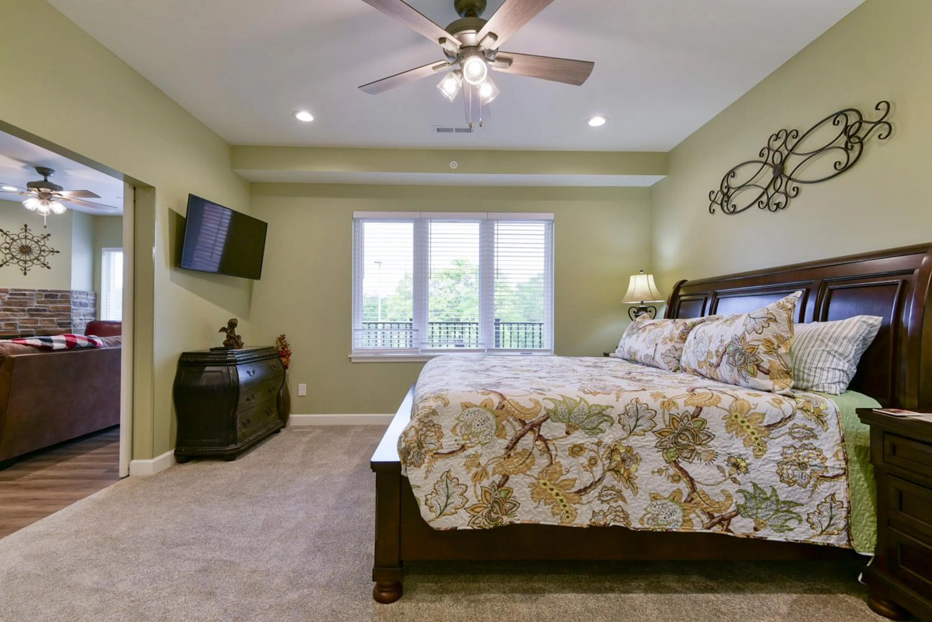 Bed in Luxury Condos at Thousand Hills - Heart of Branson - Beautifully remodeled - Spacious and Affordable