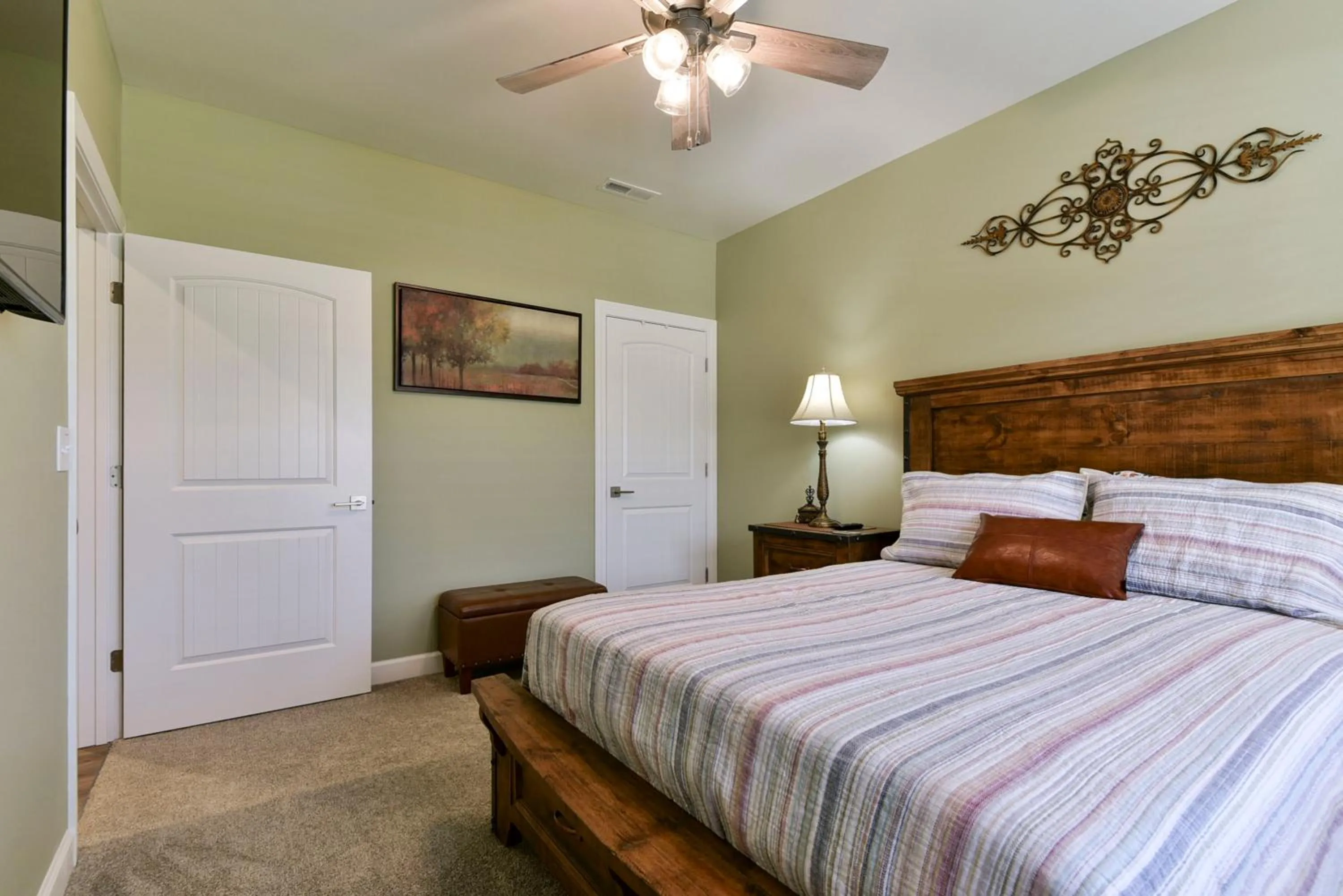 Bed in Luxury Condos at Thousand Hills - Heart of Branson - Beautifully remodeled - Spacious and Affordable