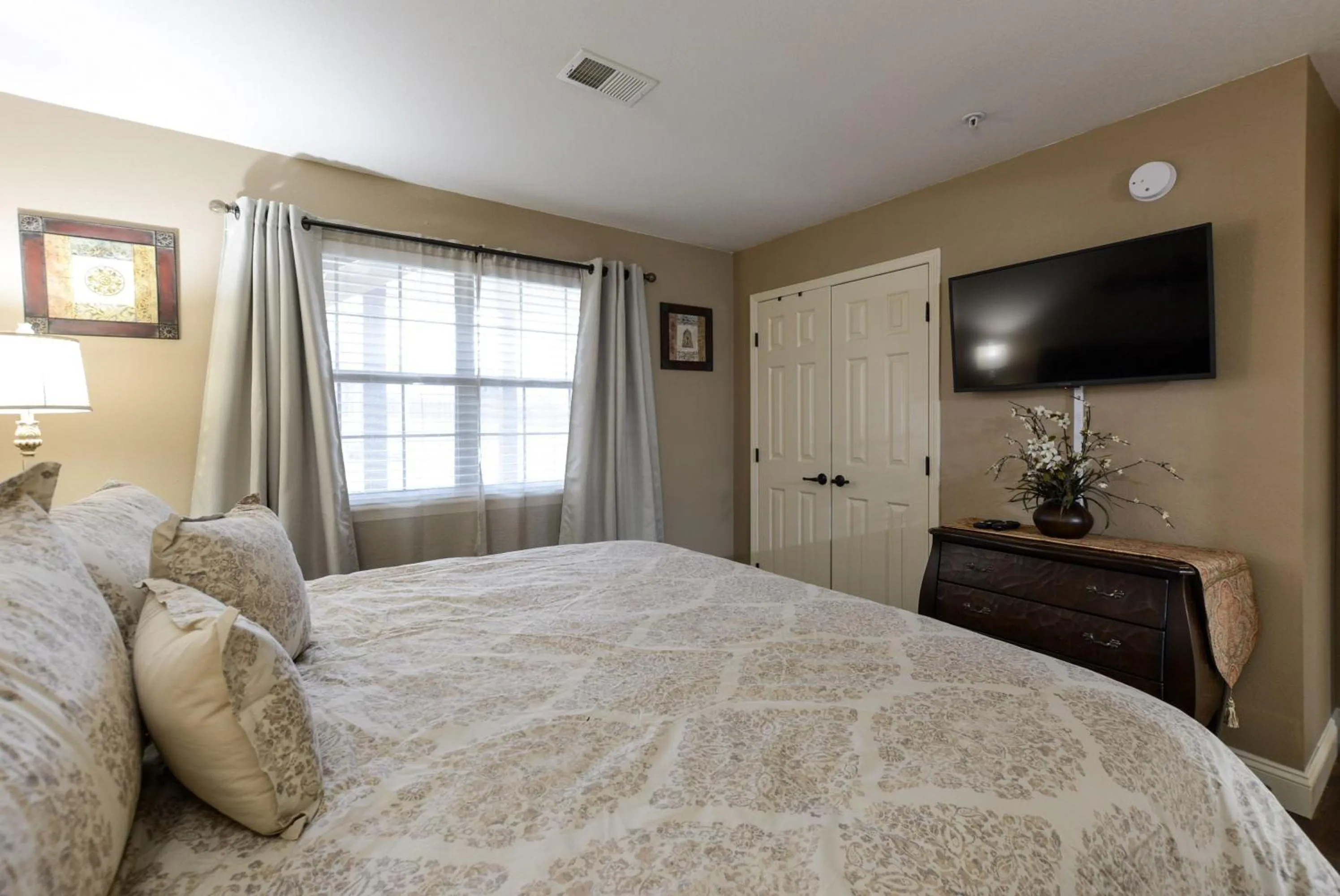 Bed in Luxury Condos at Thousand Hills - Heart of Branson - Beautifully remodeled - Spacious and Affordable