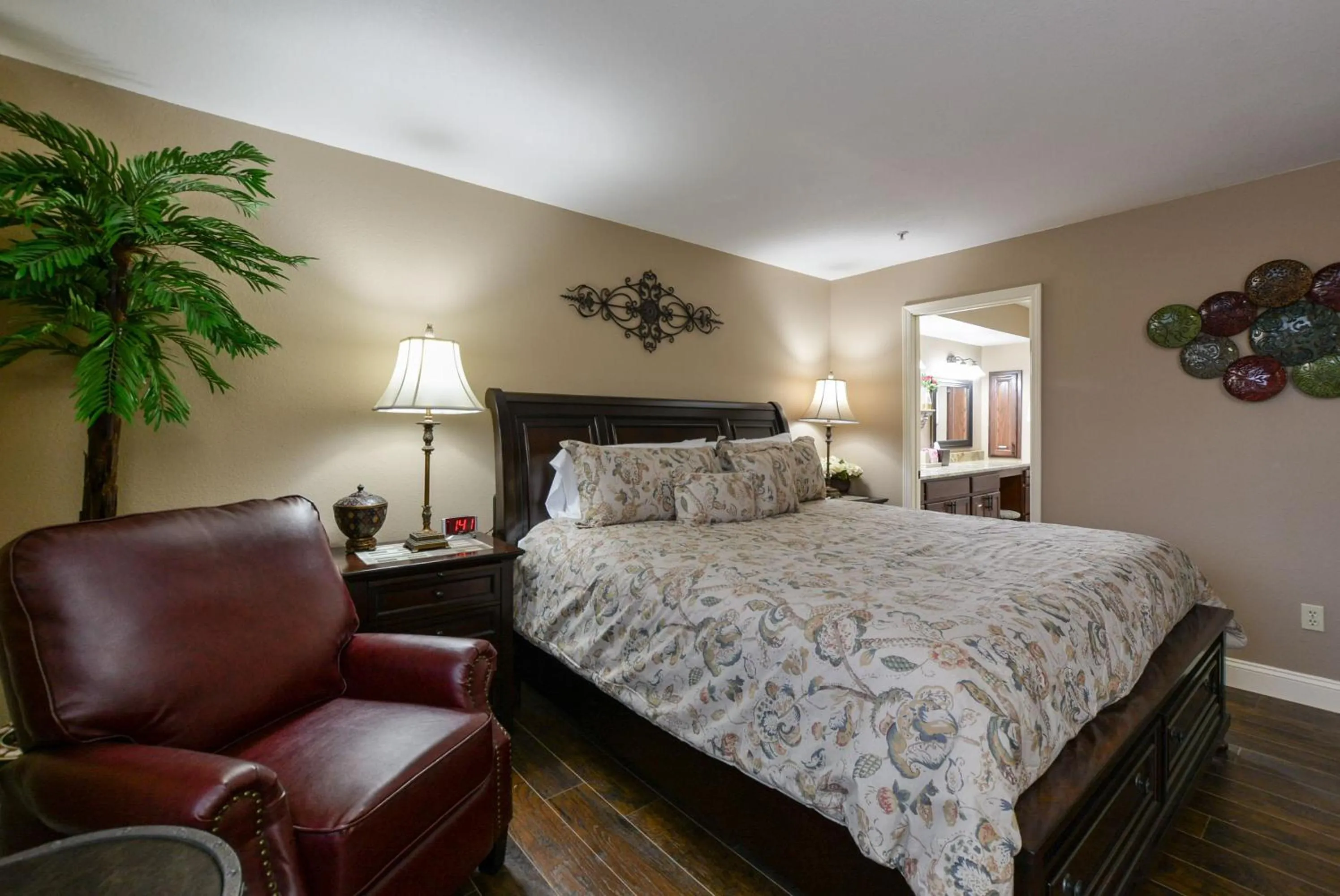 Bed in Luxury Condos at Thousand Hills - Heart of Branson - Beautifully remodeled - Spacious and Affordable