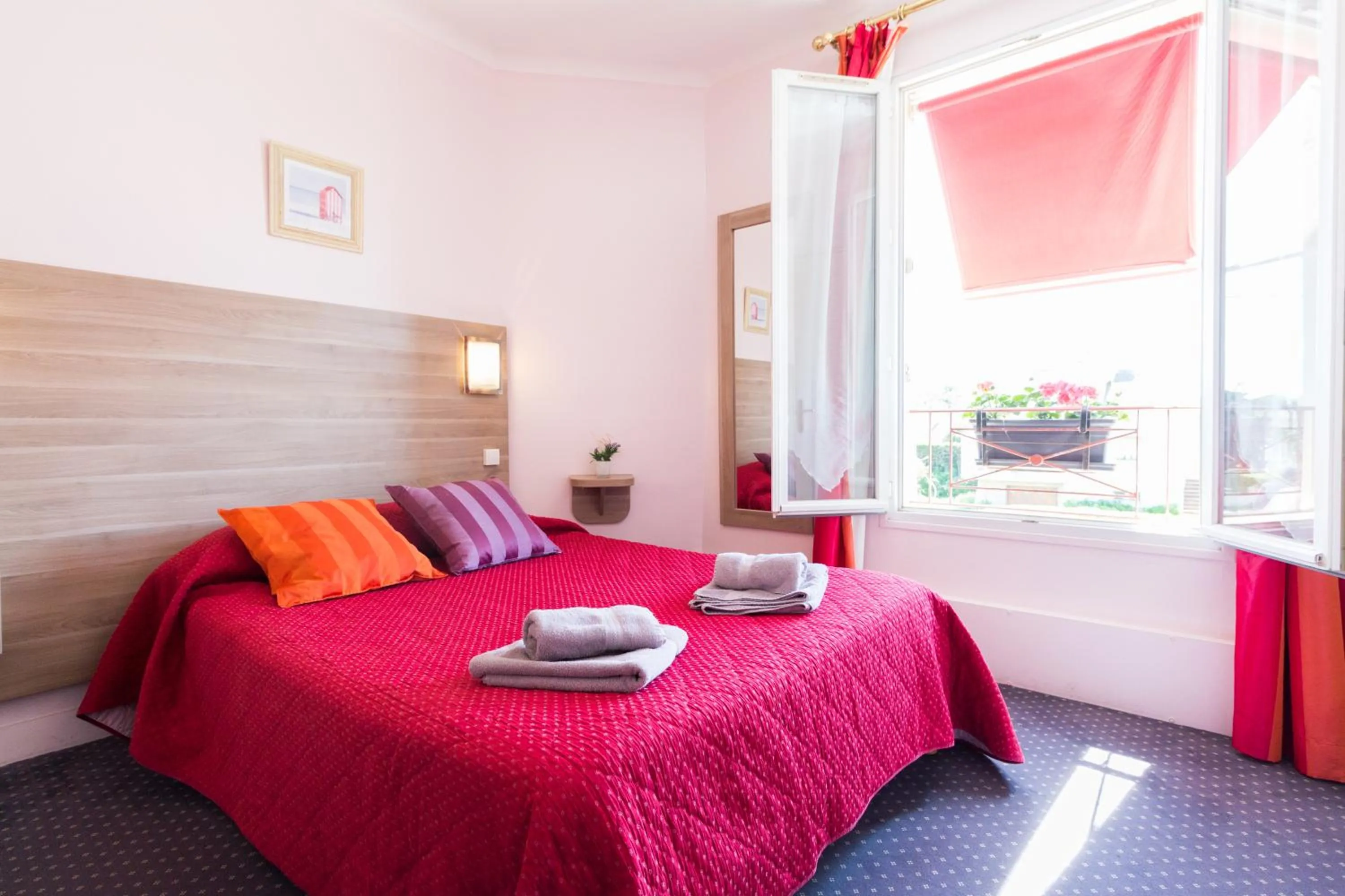 Bedroom, Bed in Le Canada