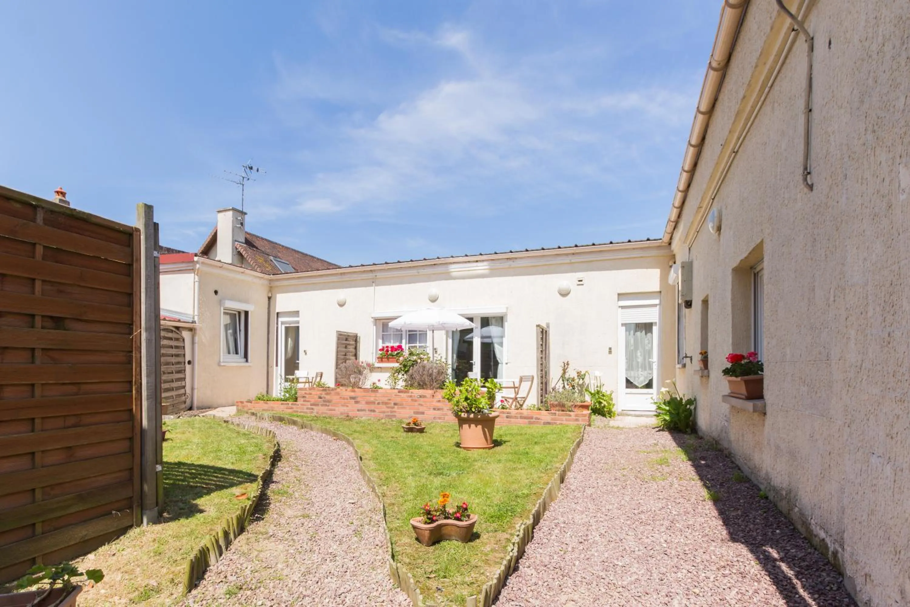Facade/entrance in Le Canada