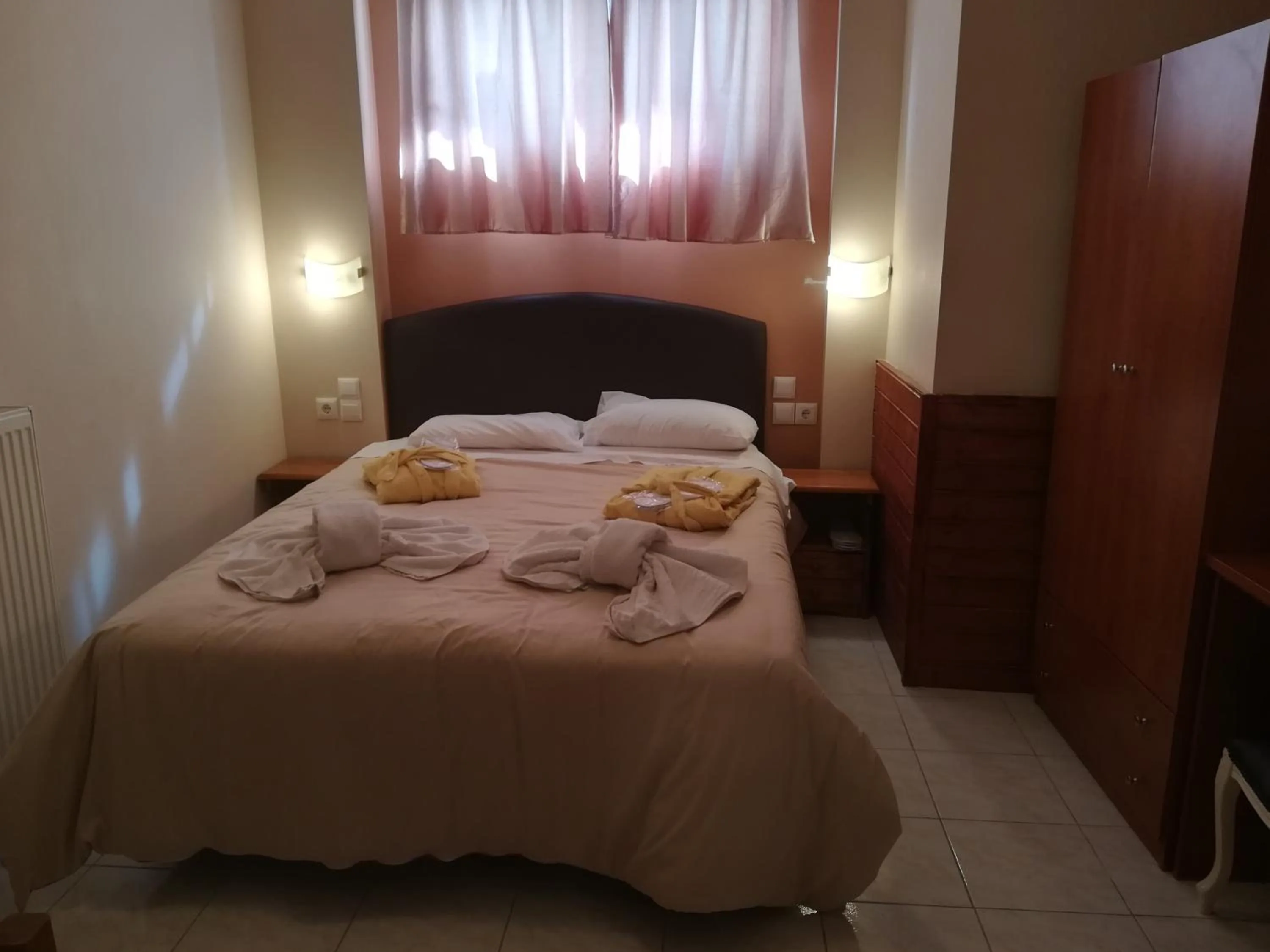 Bed in Skourtaniotis spa rooms