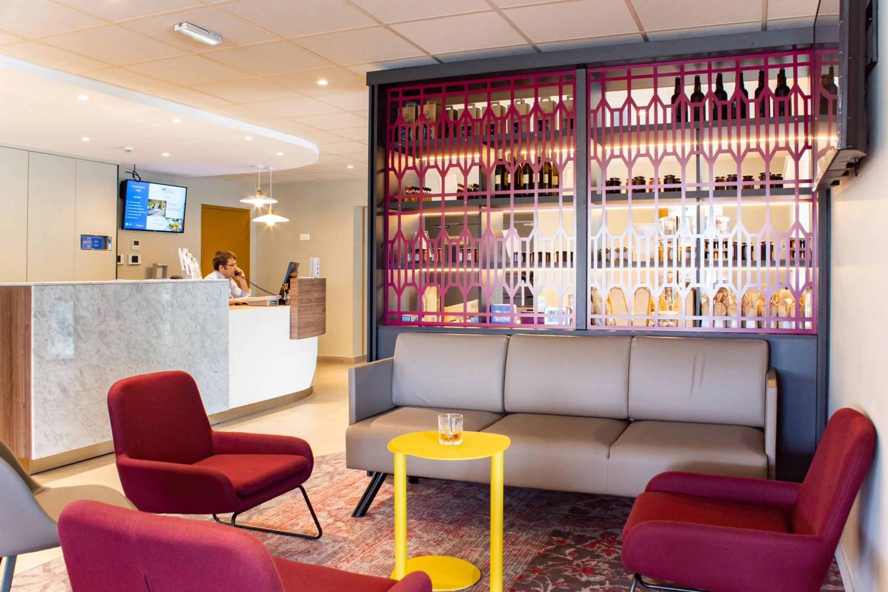 Living room in Brit Hotel Caen Nord - Mémorial