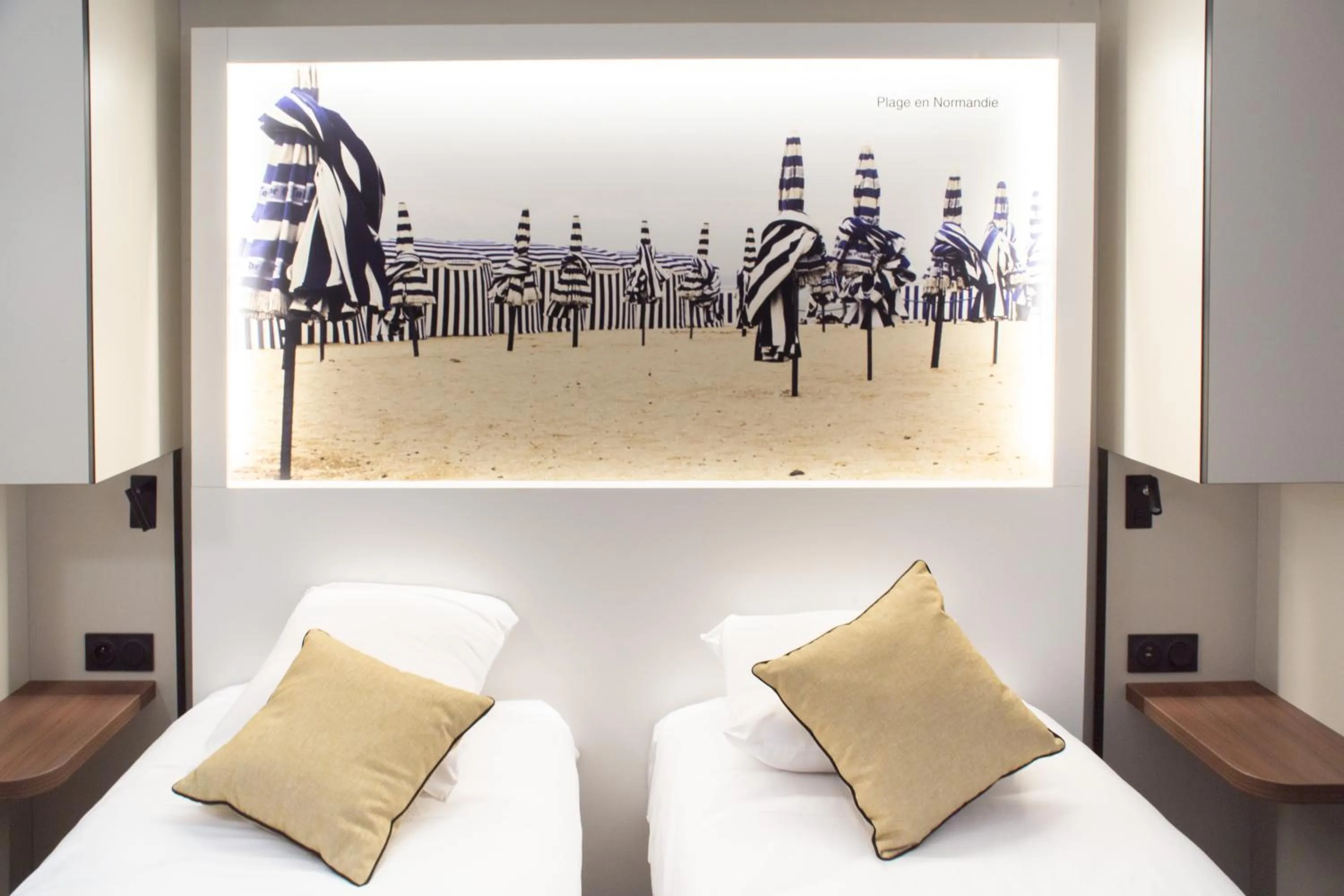 Decorative detail, Bed in Brit Hotel Caen Nord - Mémorial