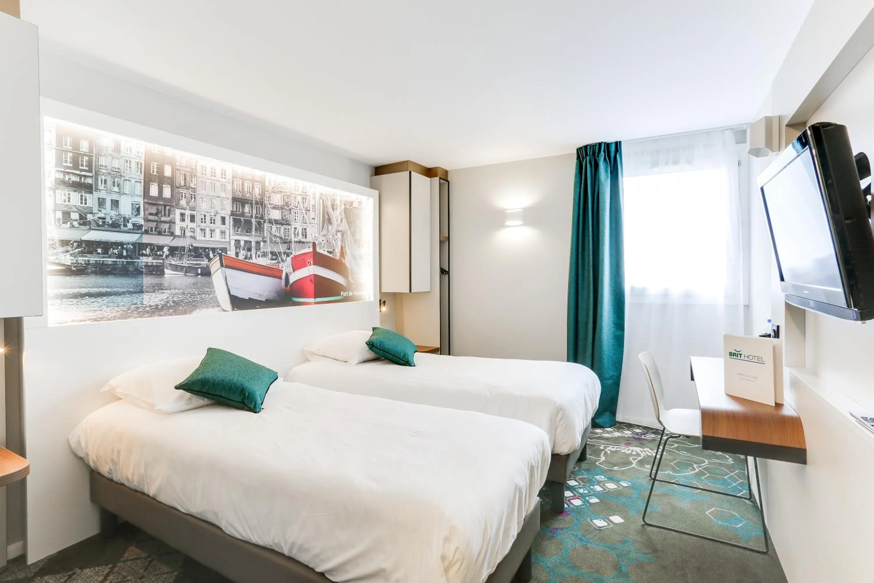 TV and multimedia, Bed in Brit Hotel Caen Nord - Mémorial