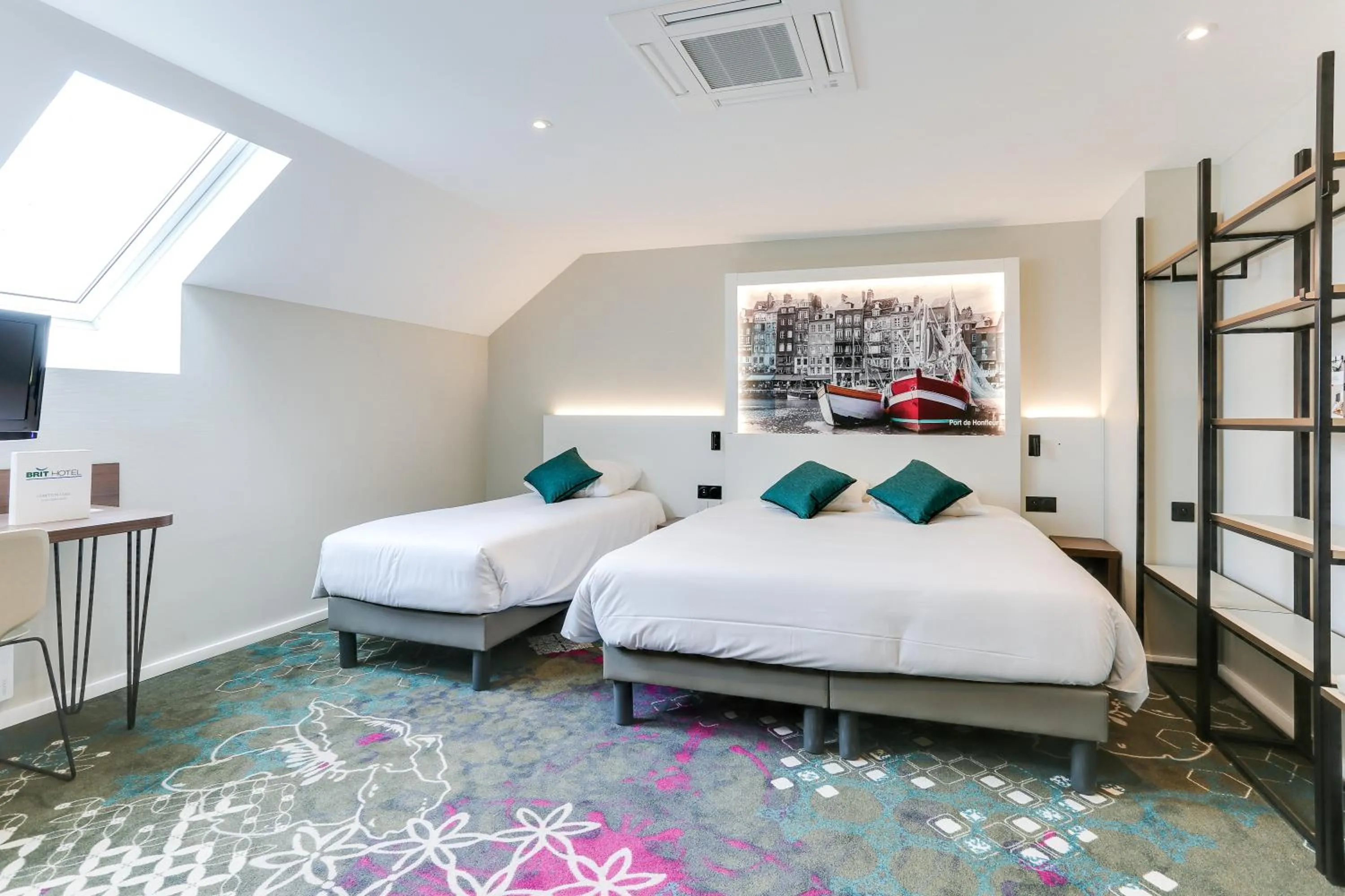 TV and multimedia, Bed in Brit Hotel Caen Nord - Mémorial