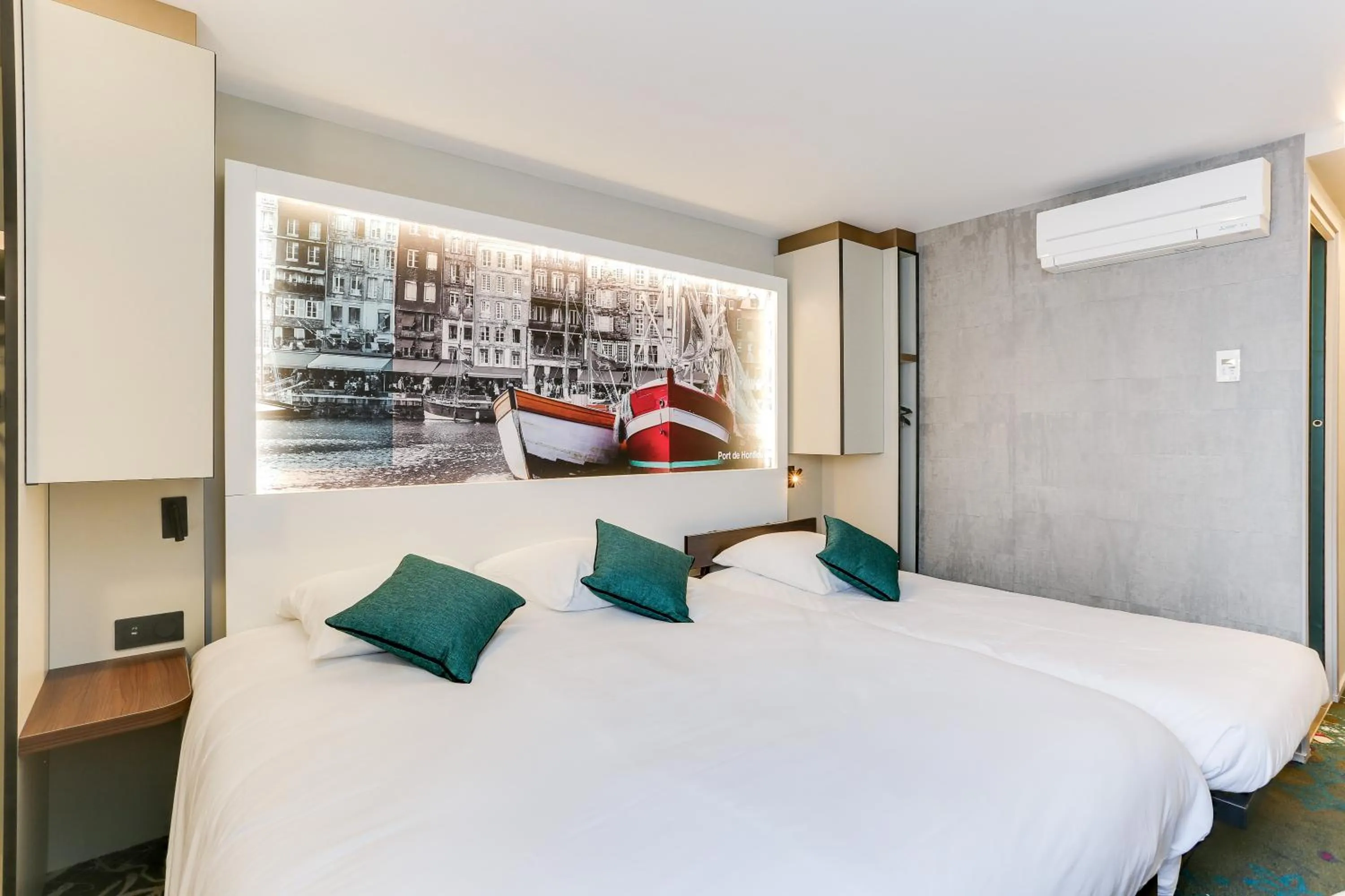 Photo of the whole room, Bed in Brit Hotel Caen Nord - Mémorial