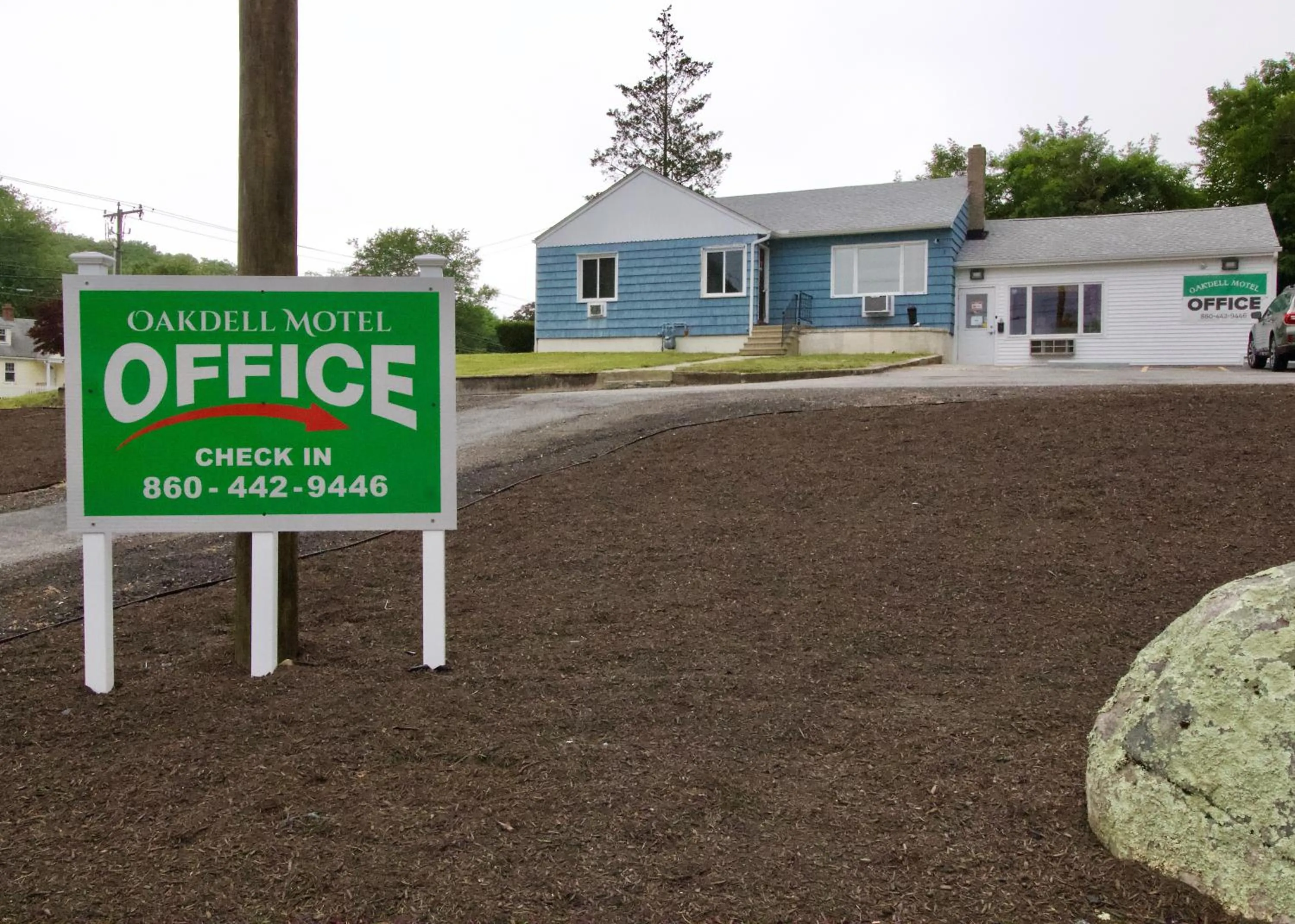 Logo/Certificate/Sign in Oakdell Motel WATERFORD CT