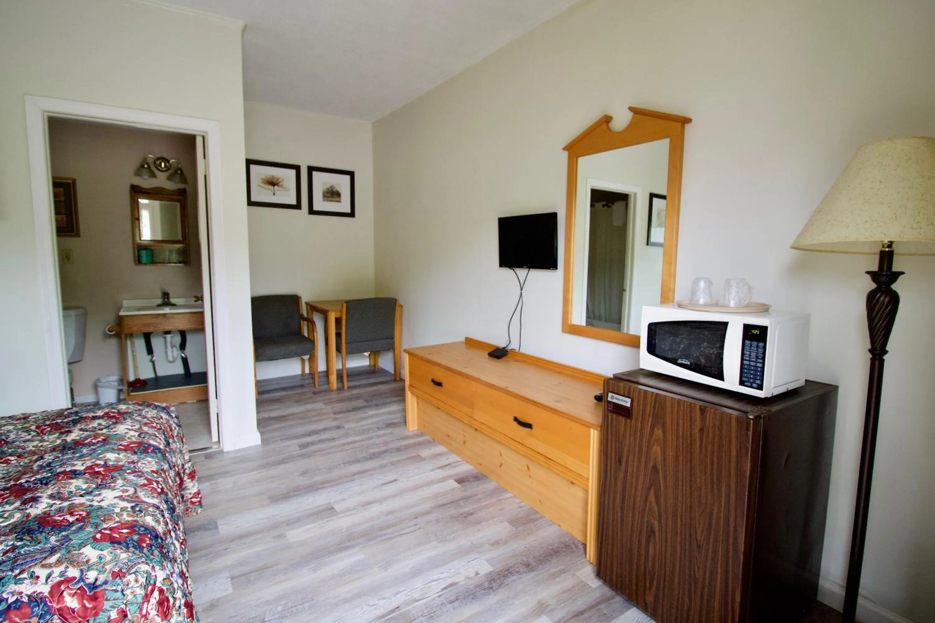 Bedroom, Bed in Oakdell Motel WATERFORD CT