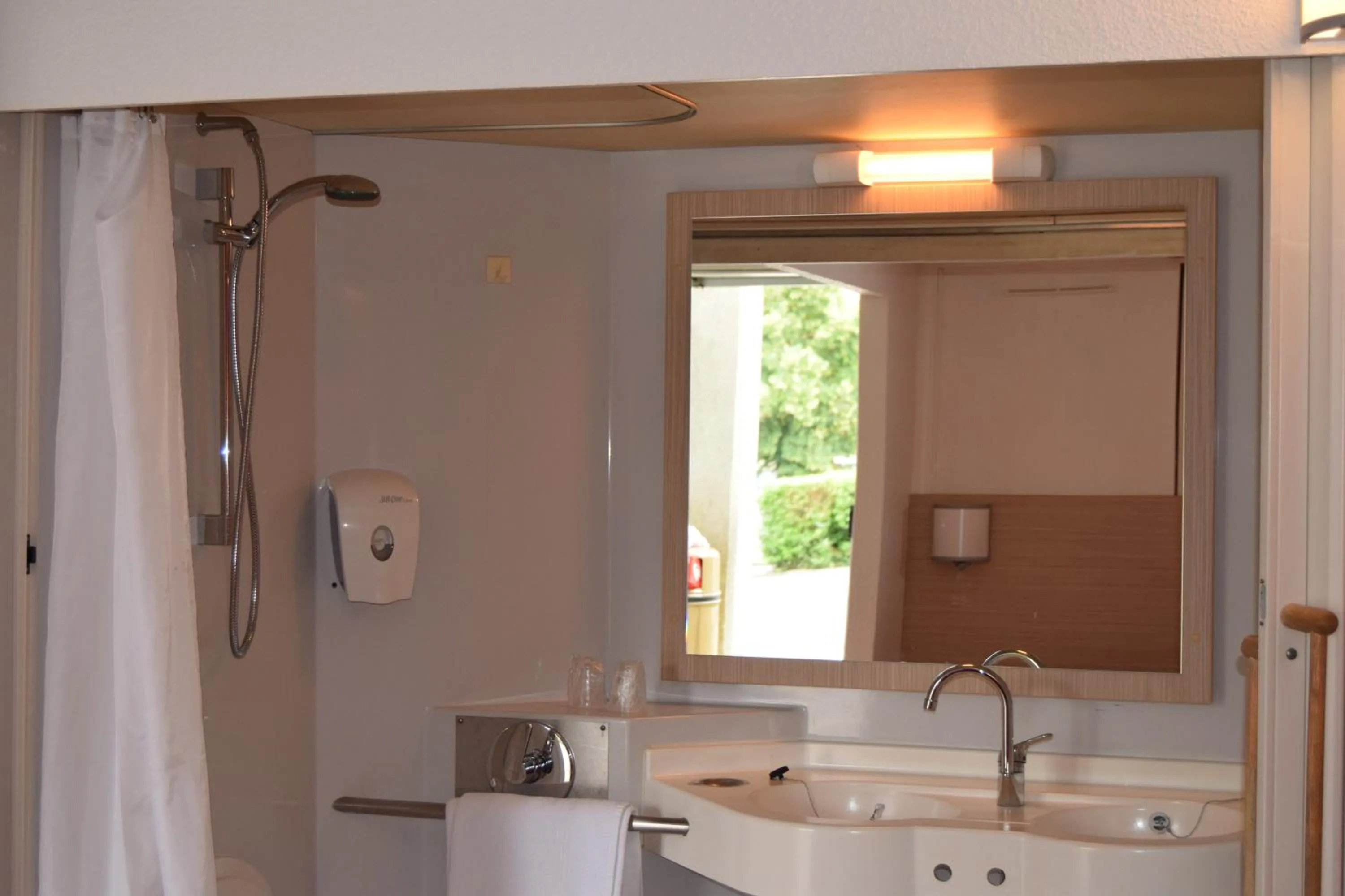 Bathroom in Premiere Classe Creil - Villers Saint Paul