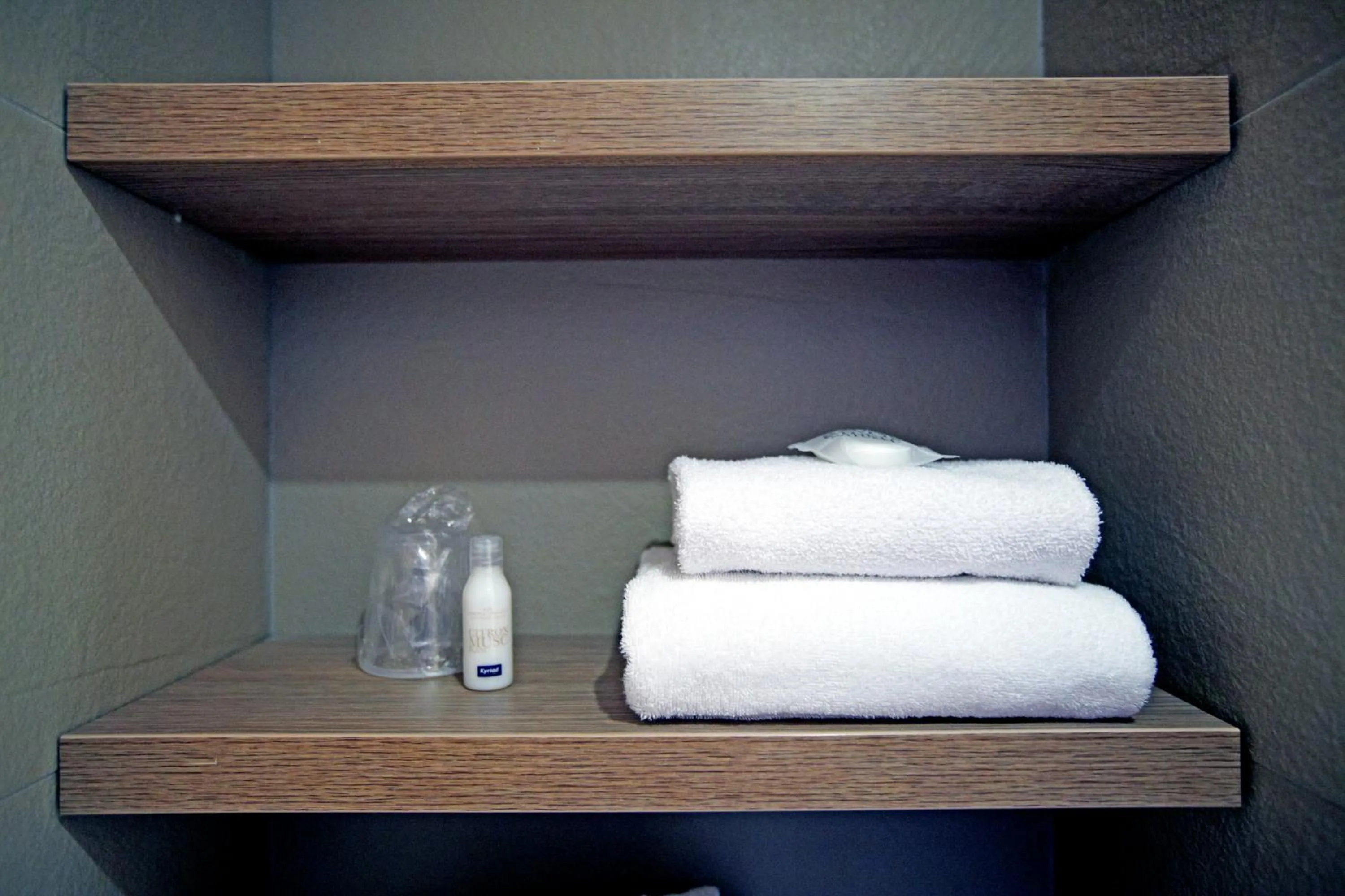 Bathroom, Bed in Kyriad Valence Nord Bourg-Les-Valence