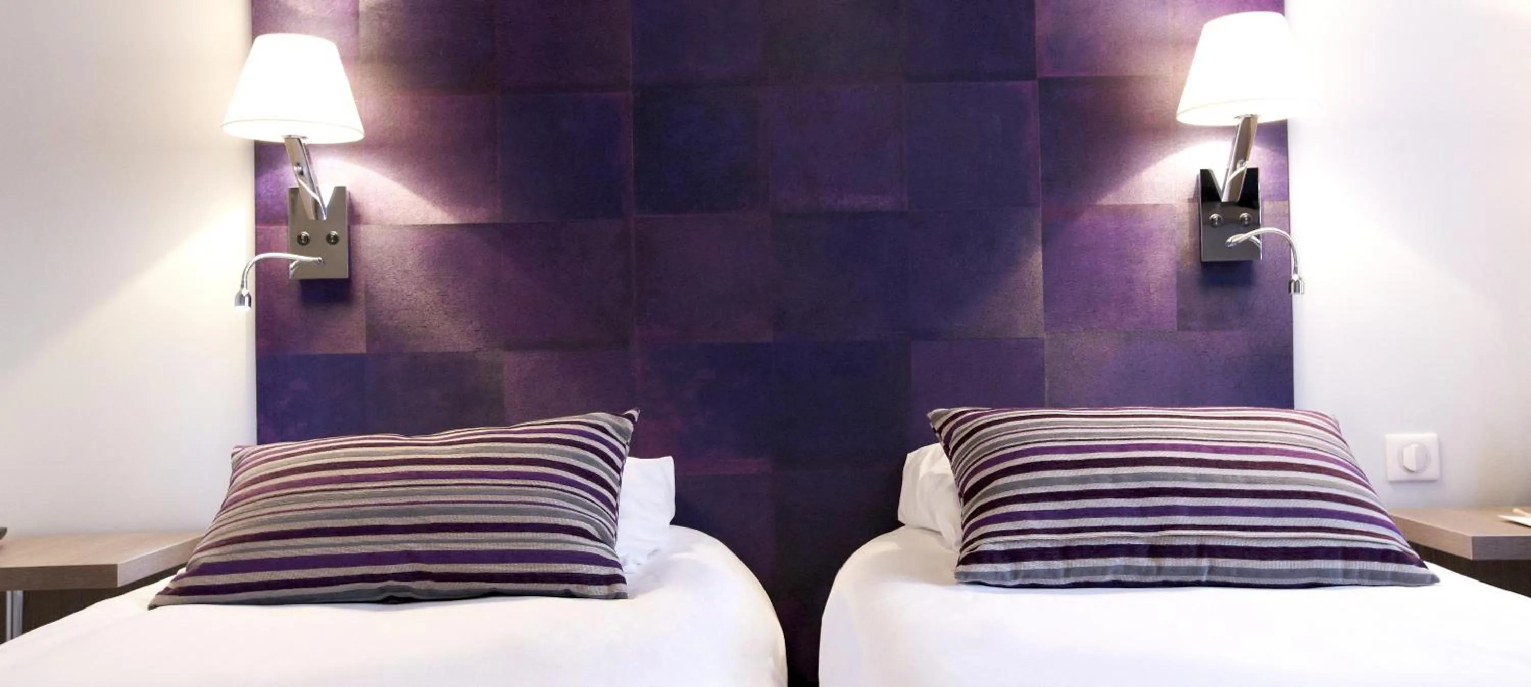 Decorative detail, Bed in Kyriad Valence Nord Bourg-Les-Valence