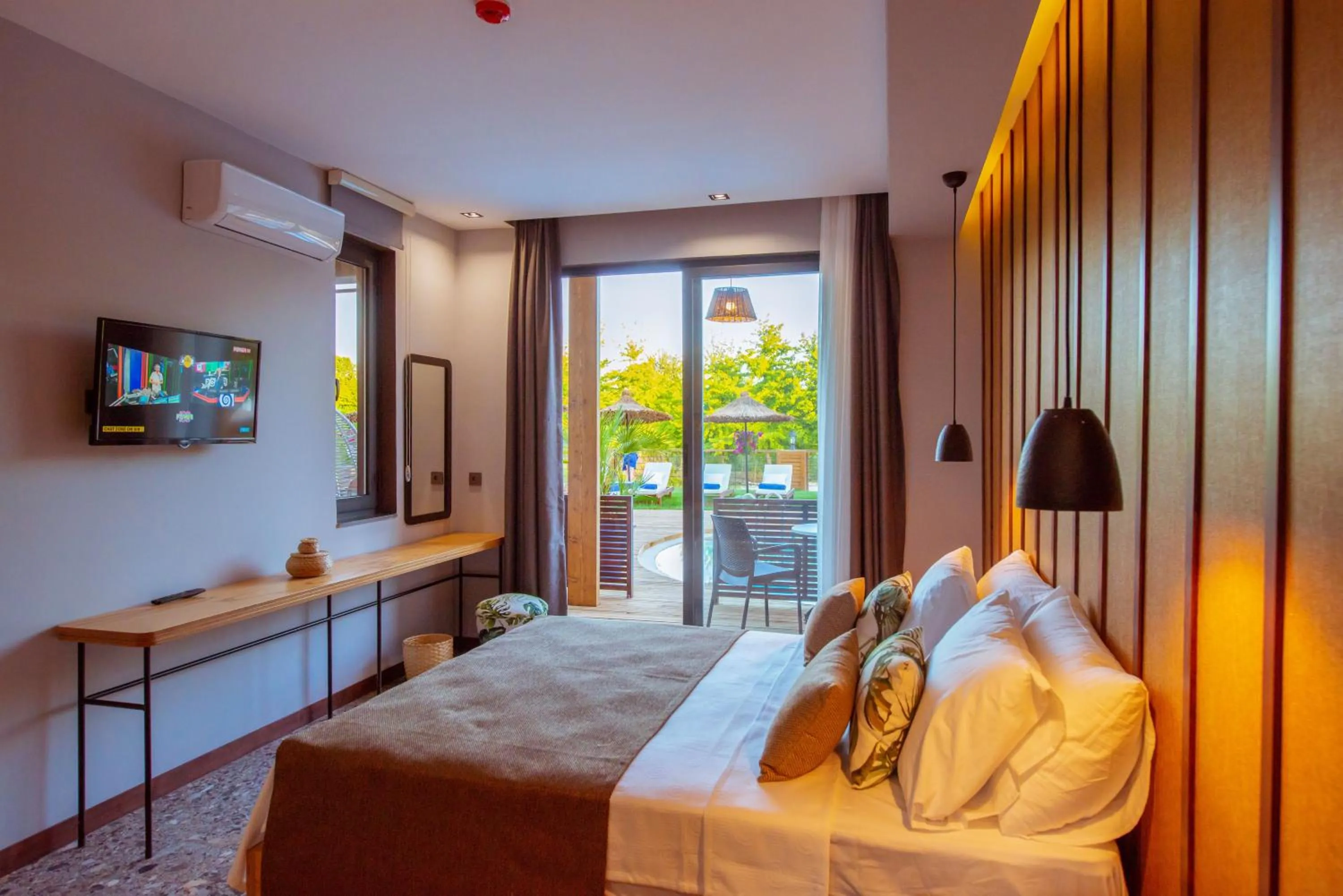 Balcony/Terrace, Bed in Arwen Hotel