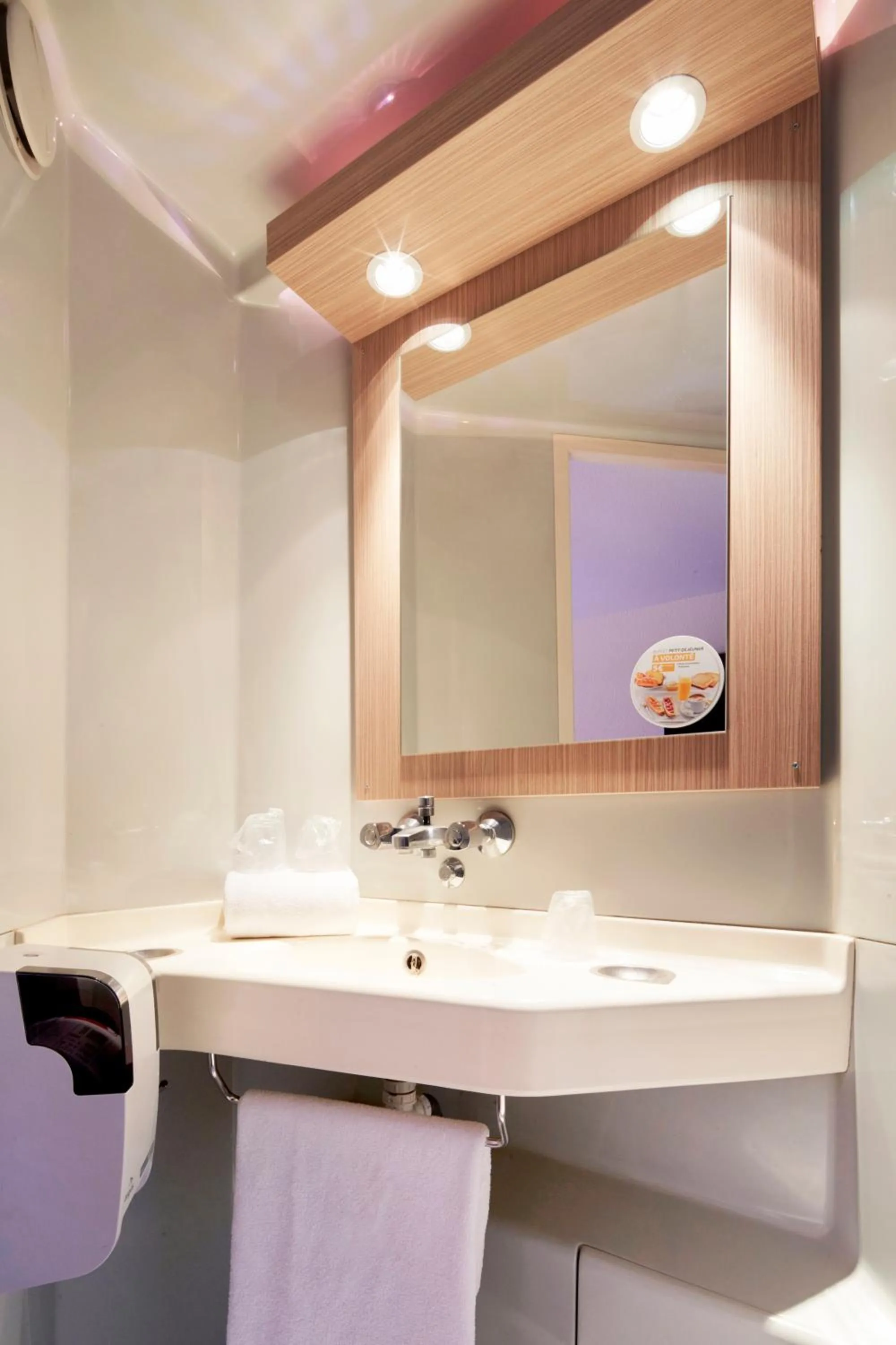 Bathroom in Premiere Classe Poitiers Futuroscope - Chasseneuil