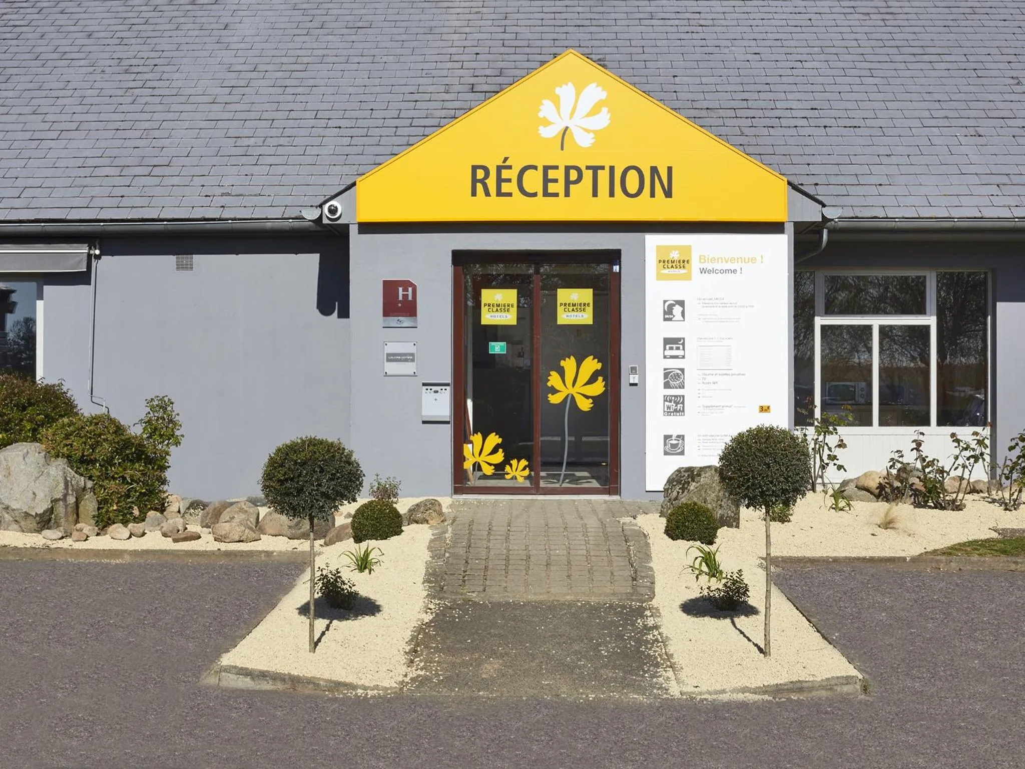 Facade/entrance in Premiere Classe Poitiers Futuroscope - Chasseneuil