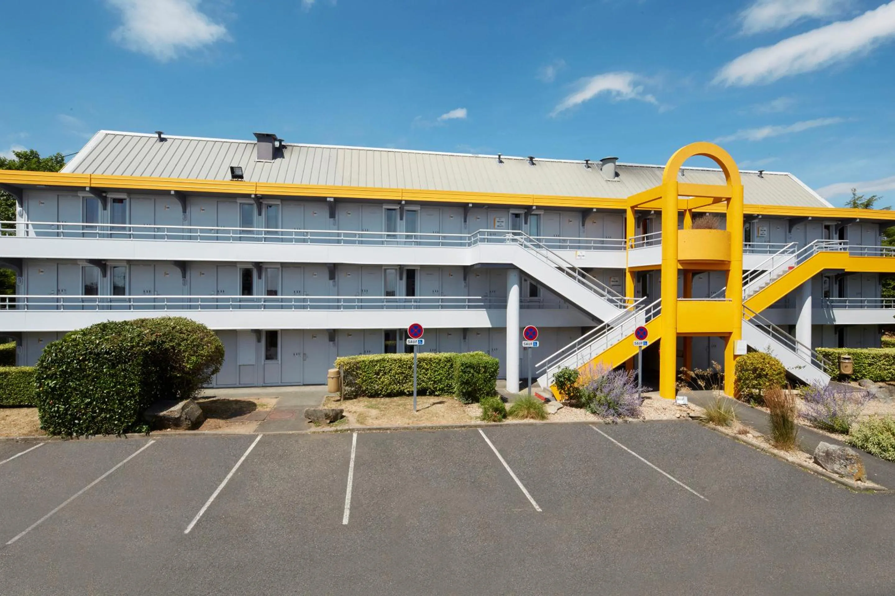 Balcony/Terrace in Premiere Classe Poitiers Futuroscope - Chasseneuil