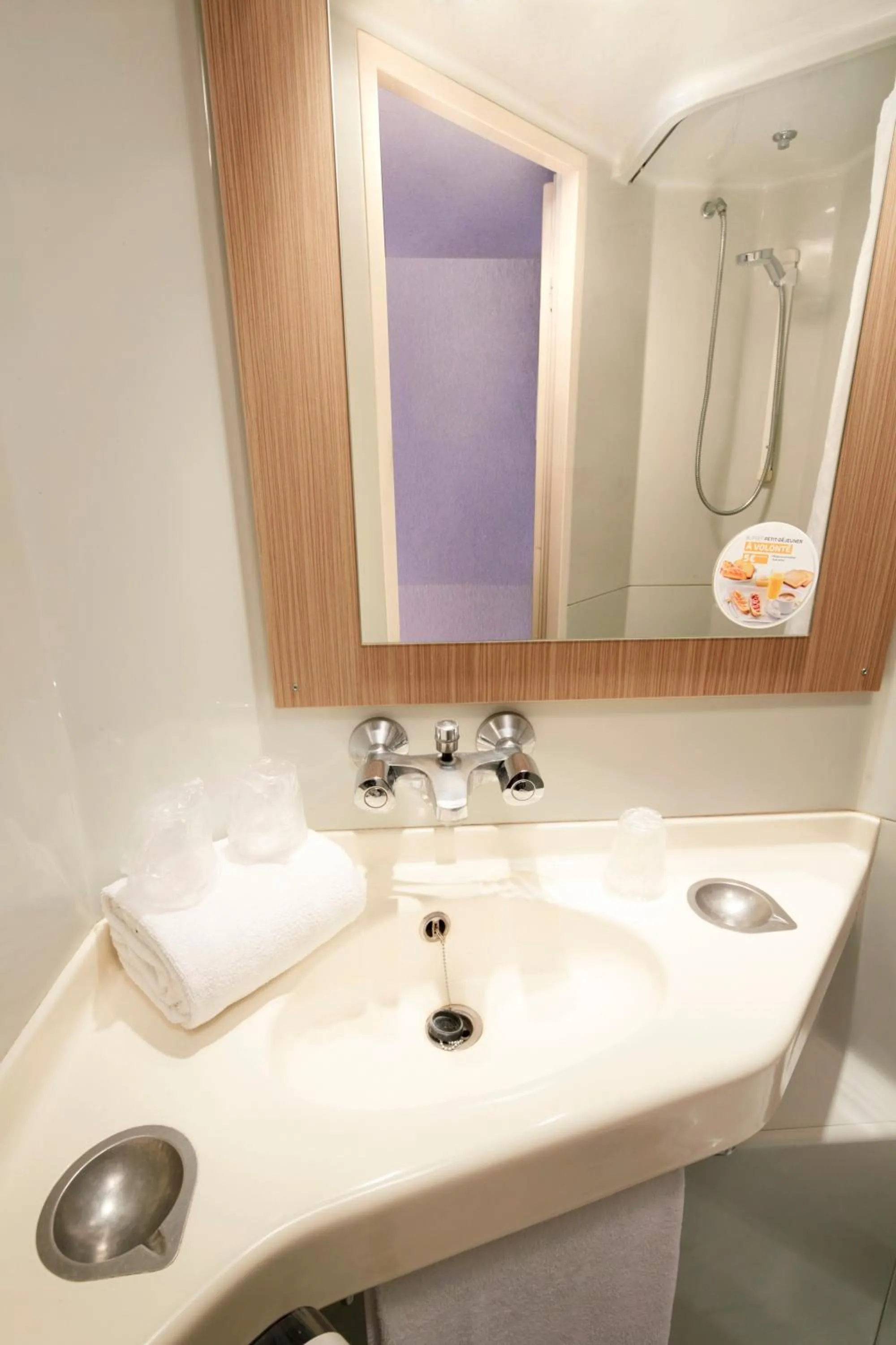 Bathroom in Premiere Classe Poitiers Futuroscope - Chasseneuil