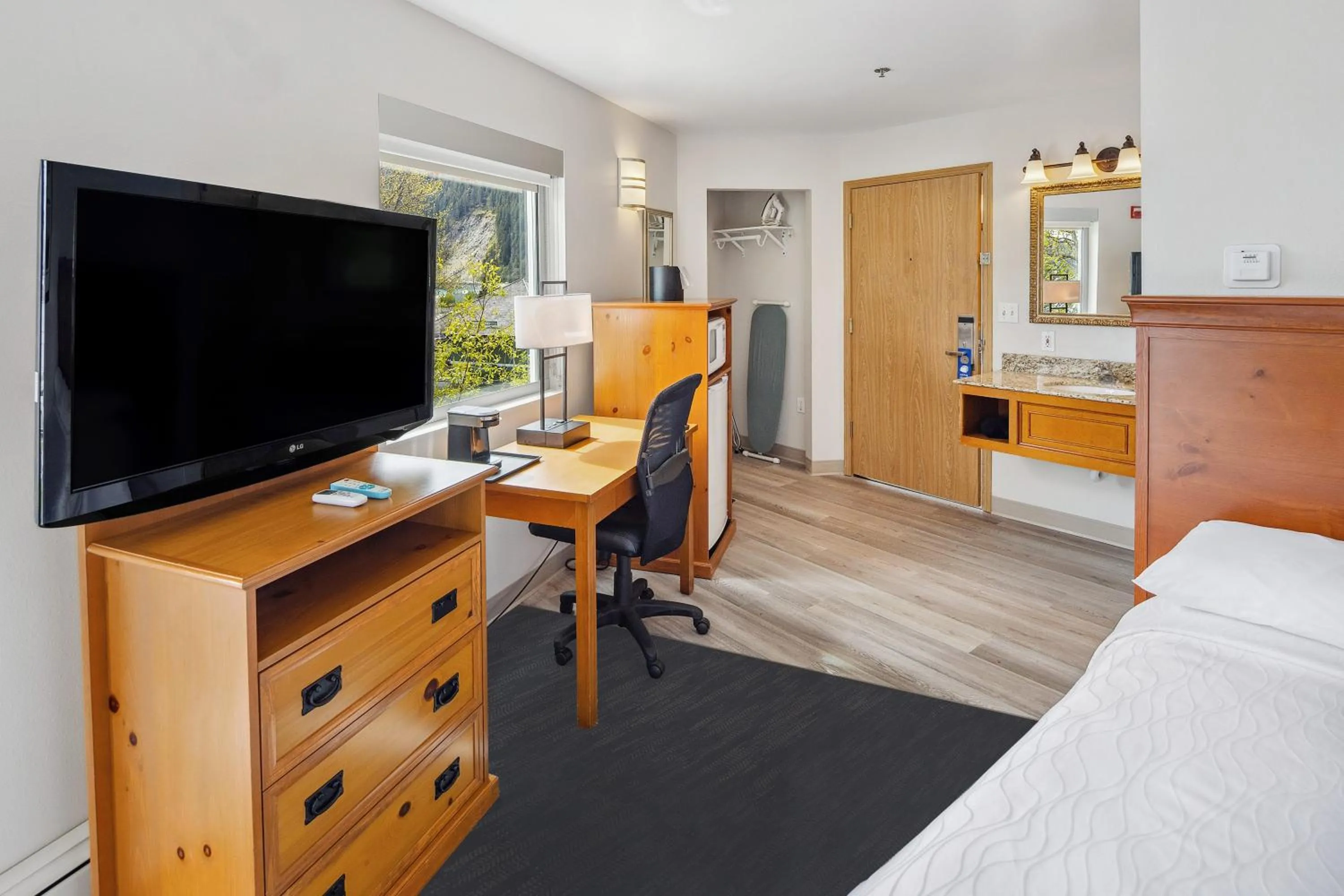 Bed in Hotel Edgewater