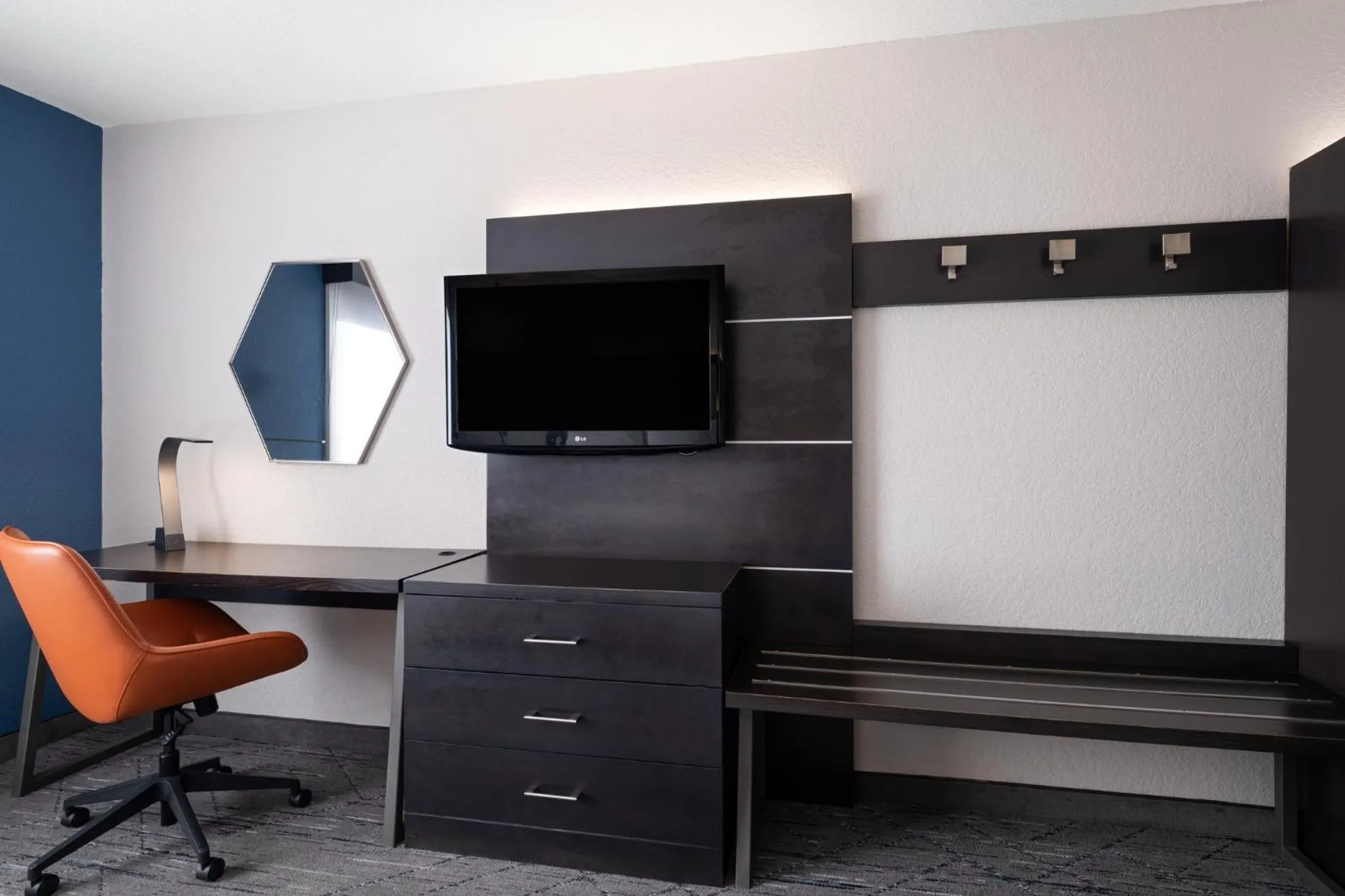 Photo of the whole room in Holiday Inn Express St. Petersburg North / I-275 by IHG