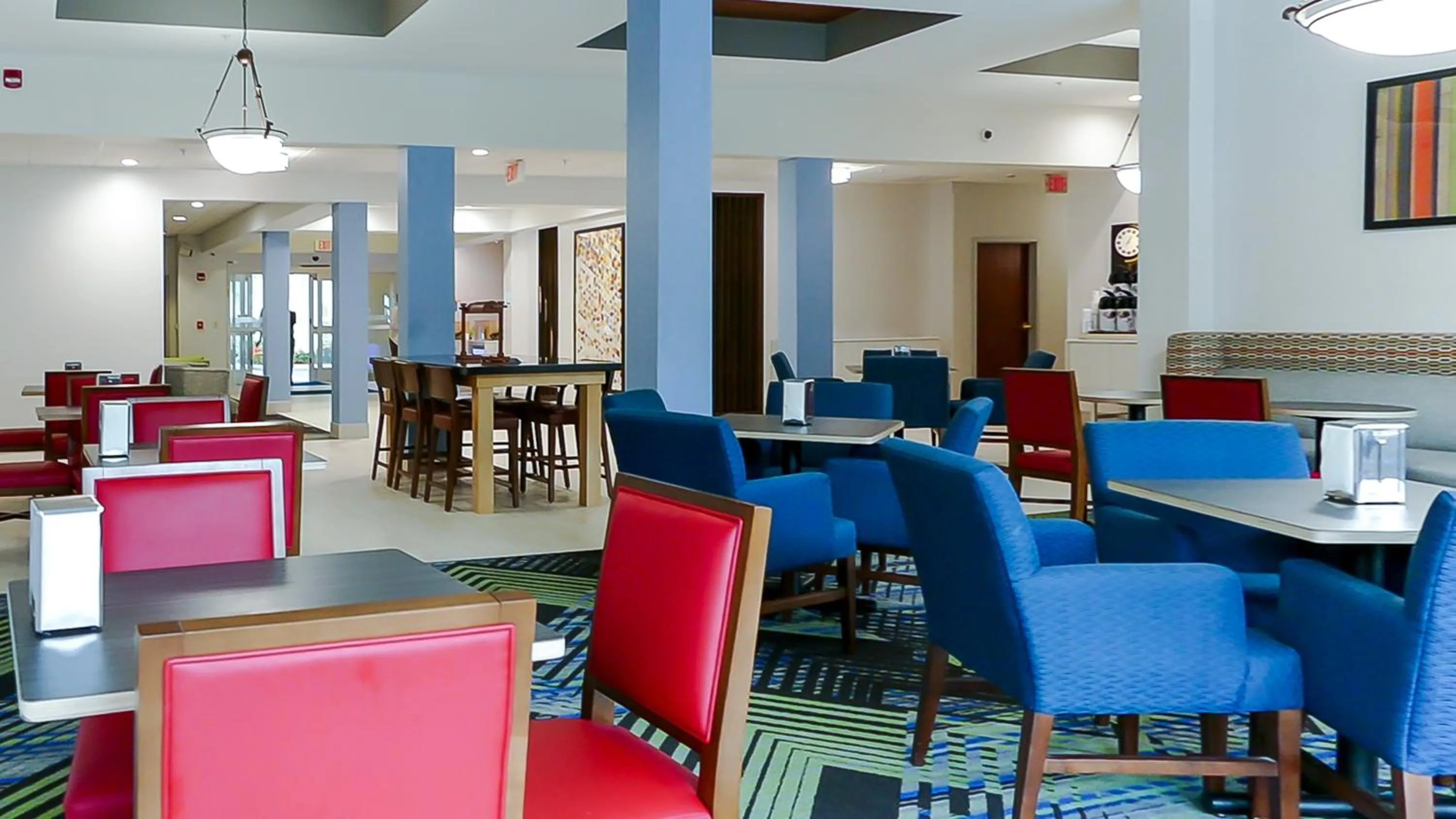 Restaurant/places to eat in Holiday Inn Express St. Petersburg North / I-275 by IHG