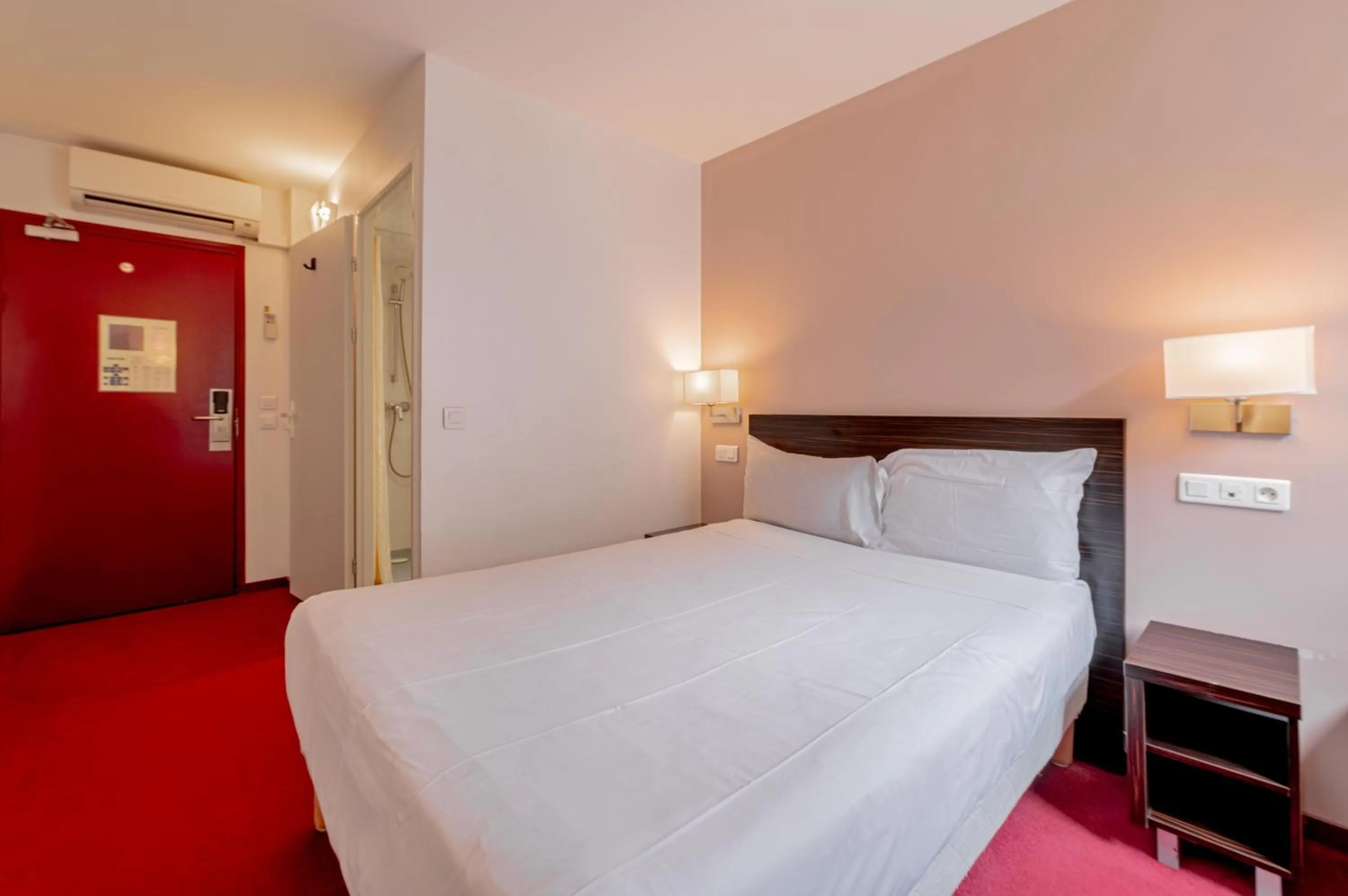 Bed in Grand Hotel Sénia - Paris Orly Airport