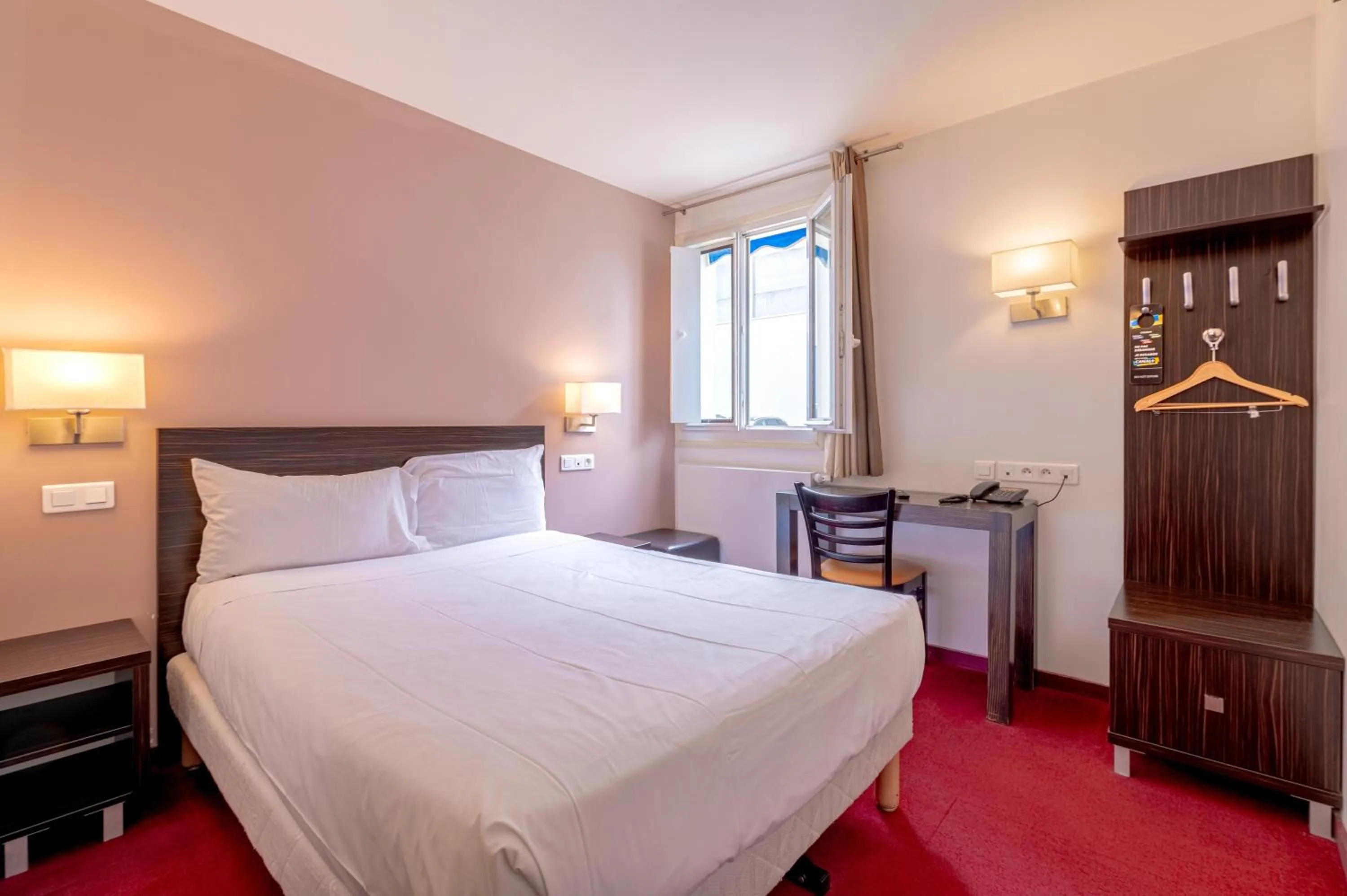 Bed in Grand Hotel Sénia - Paris Orly Airport