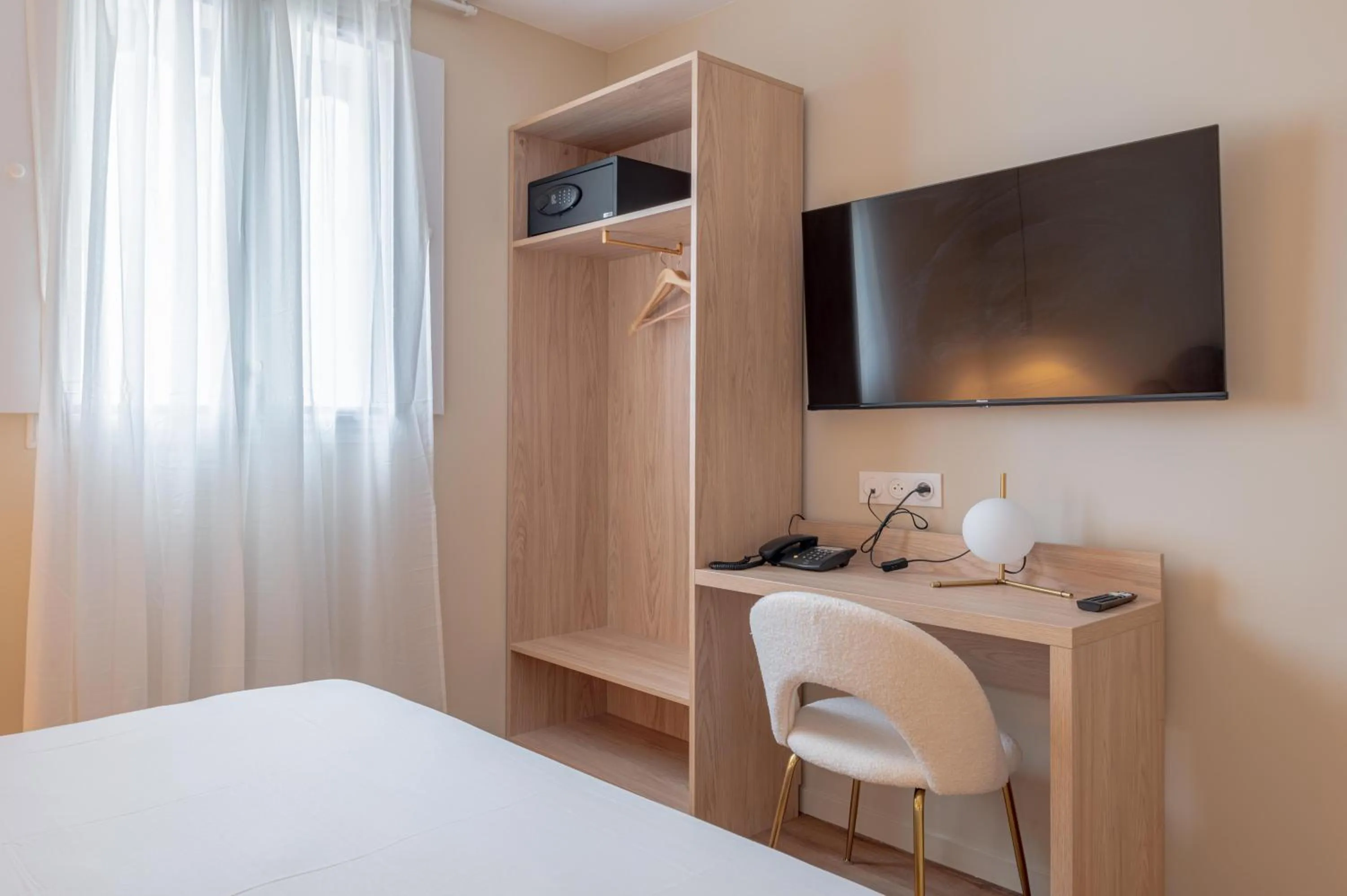 Bed in Grand Hotel Sénia - Paris Orly Airport