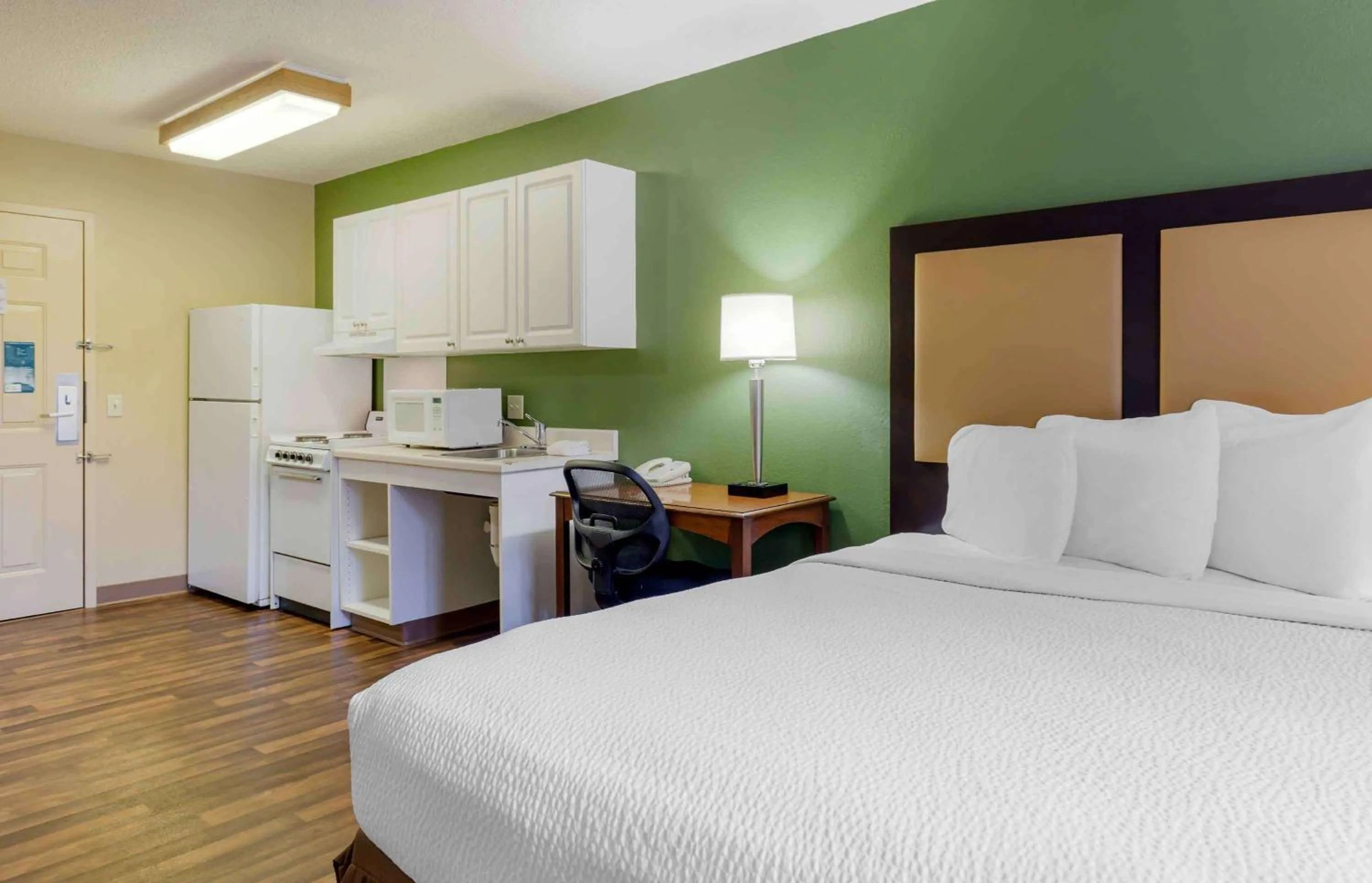 Bedroom, Bed in Extended Stay America Suites - Fayetteville - Fort Bragg