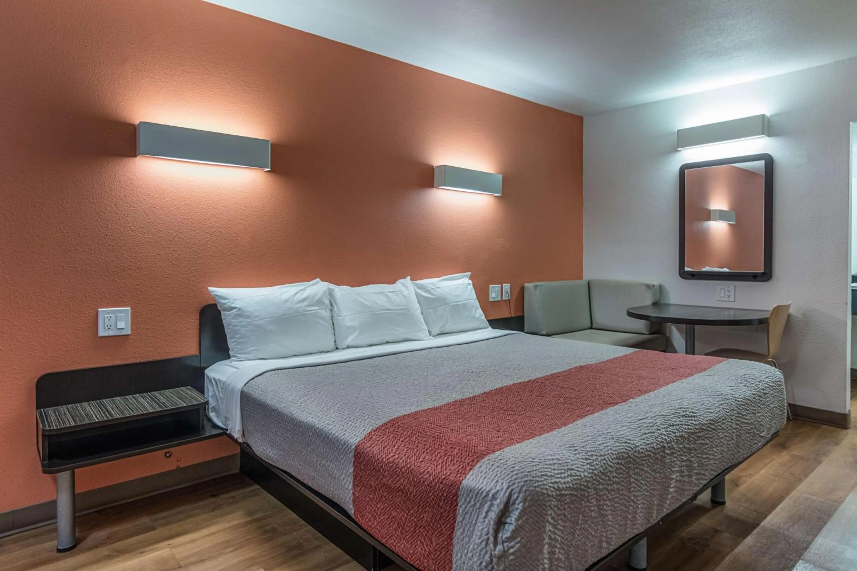 Photo of the whole room, Bed in Motel 6-Texarkana, AR