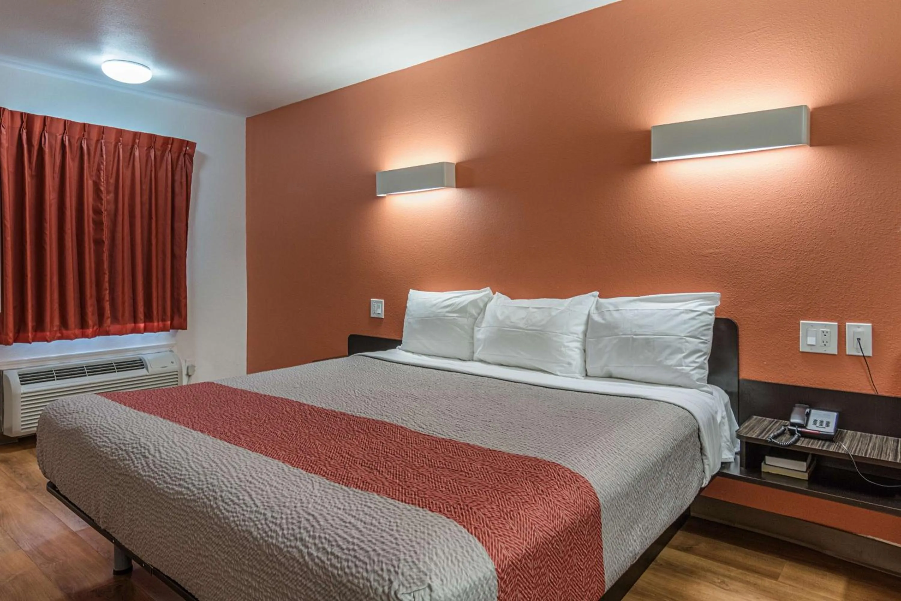 Photo of the whole room, Bed in Motel 6-Texarkana, AR