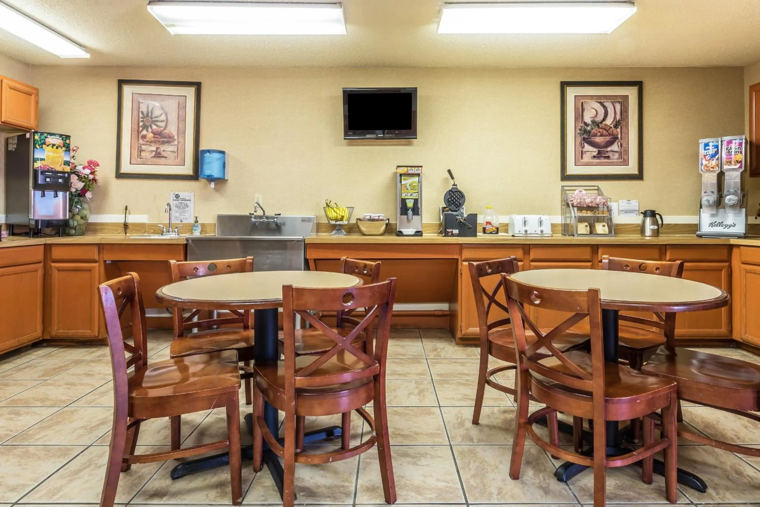 Restaurant/places to eat in Super 8 by Wyndham Denton