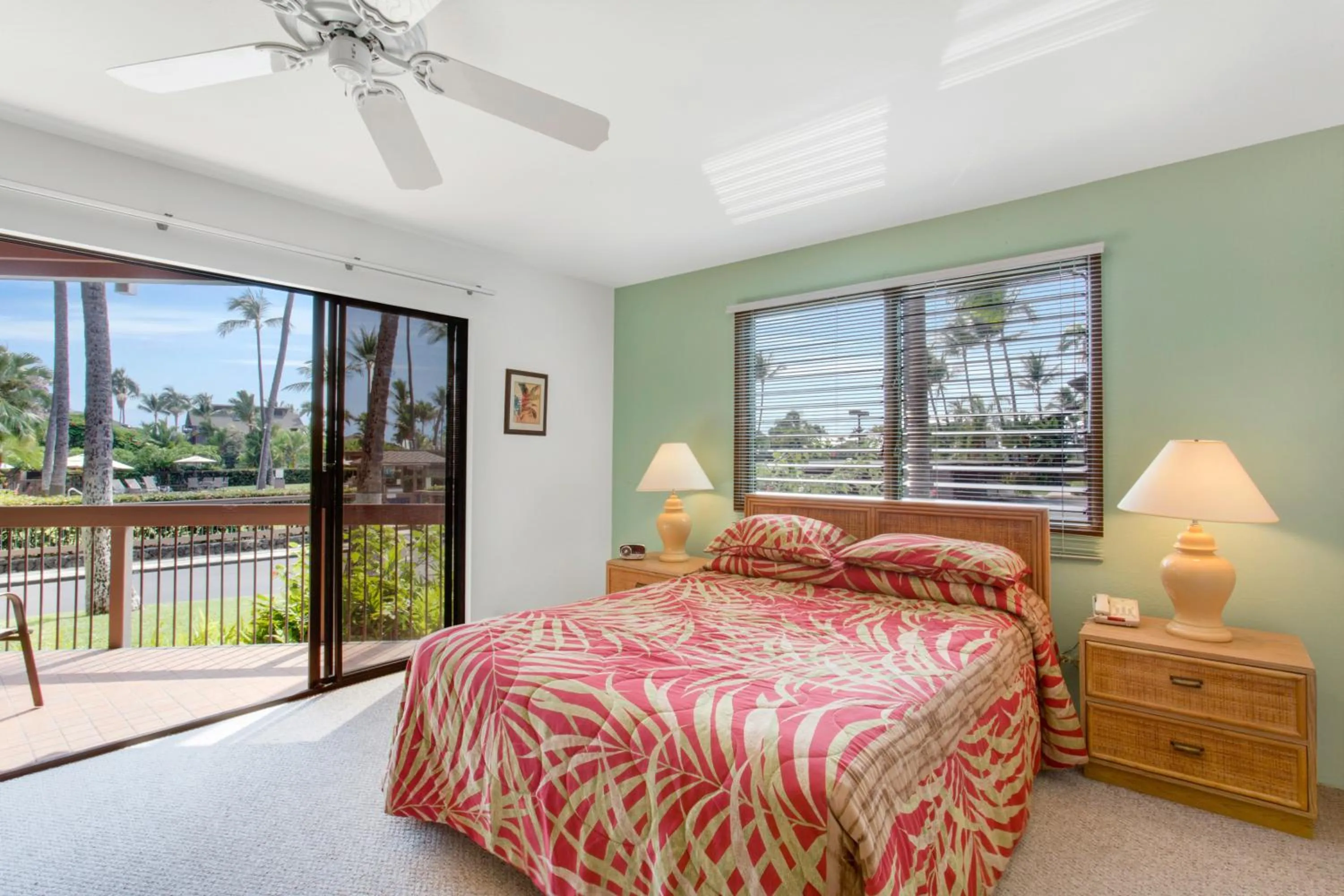 Bedroom, Bed in Castle Kanaloa at Kona
