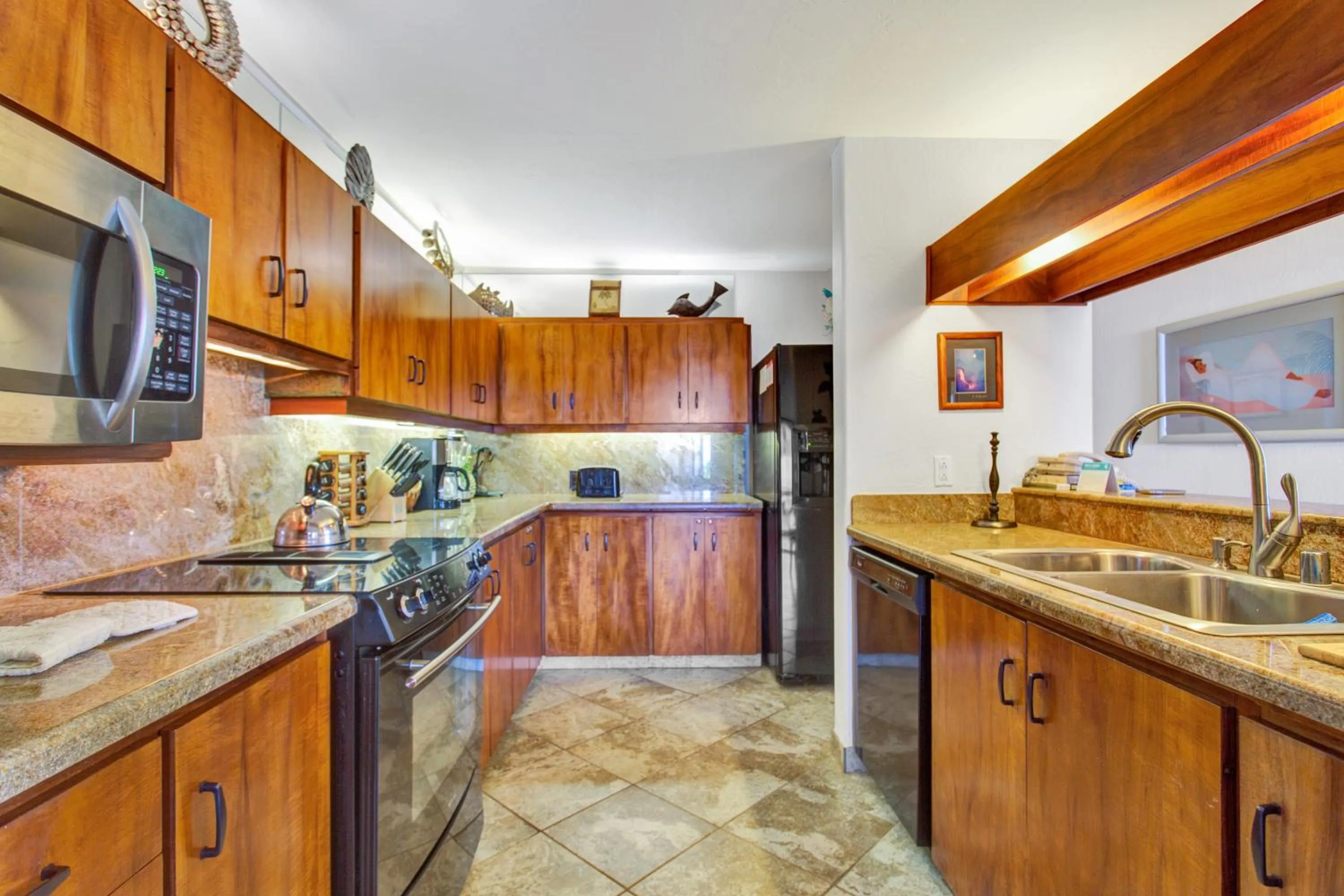 Kitchen or kitchenette in Castle Kanaloa at Kona