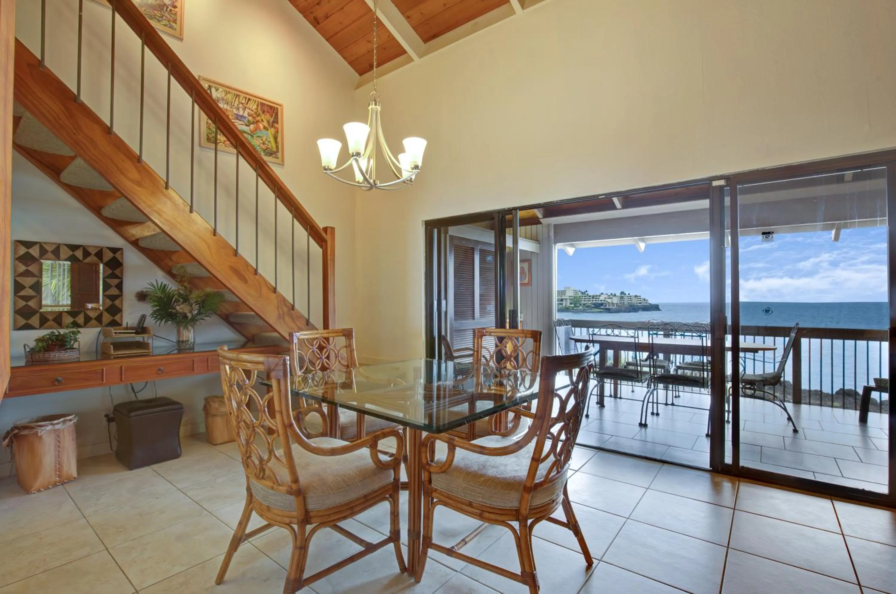 Dining area in Castle Kanaloa at Kona