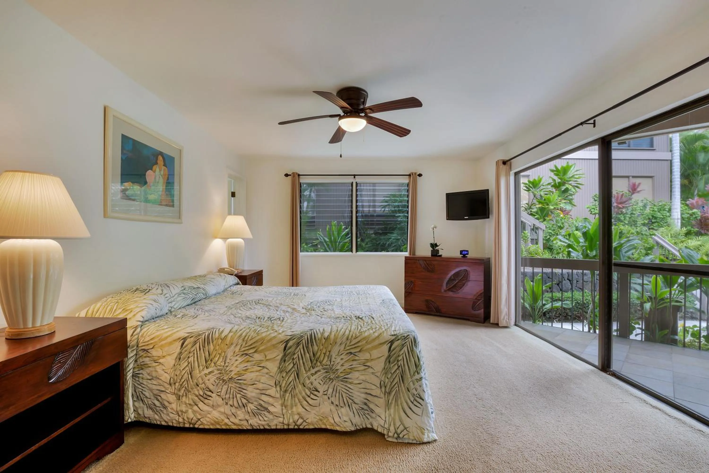Bedroom, Bed in Castle Kanaloa at Kona