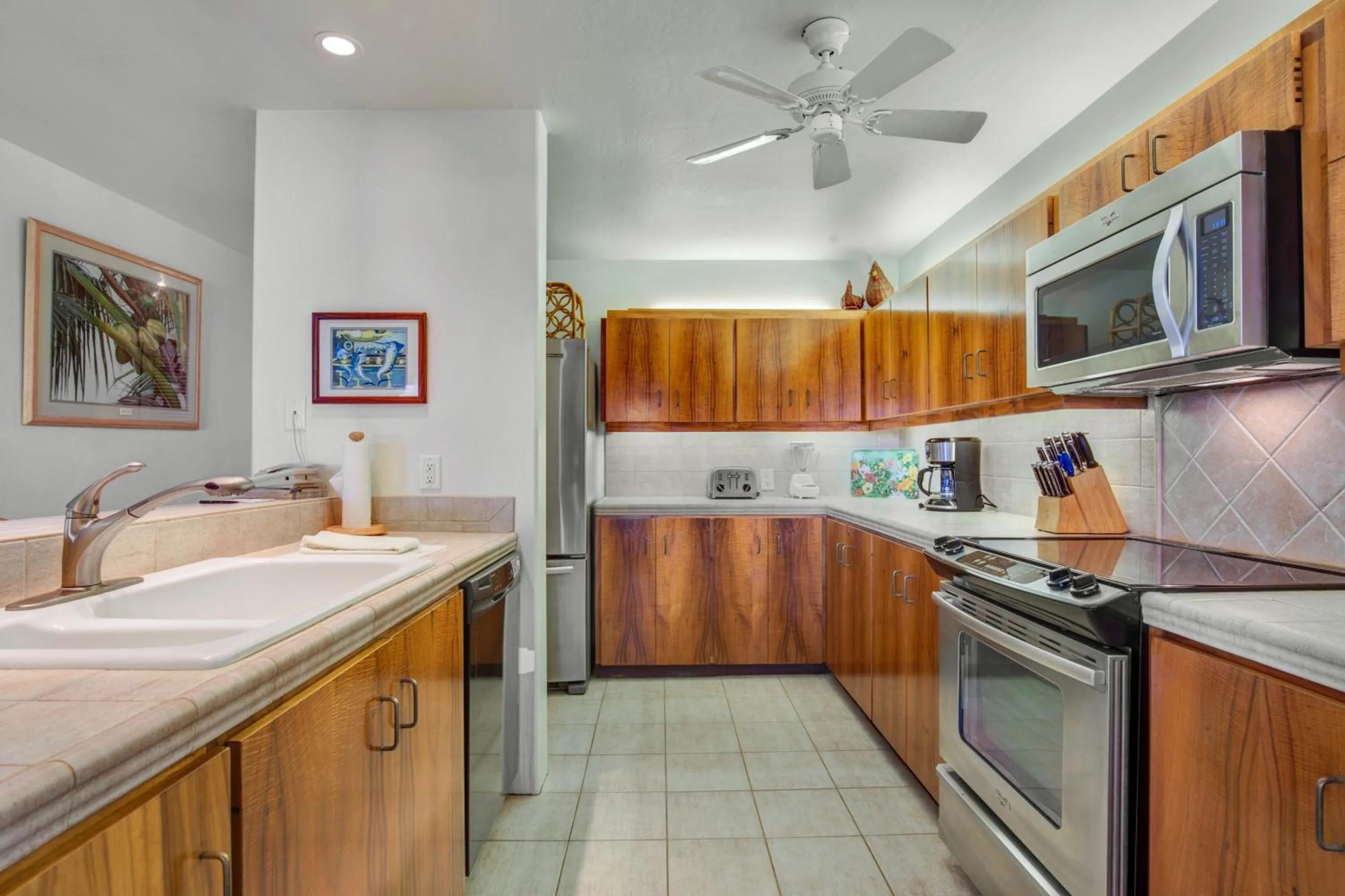 Kitchen or kitchenette in Castle Kanaloa at Kona