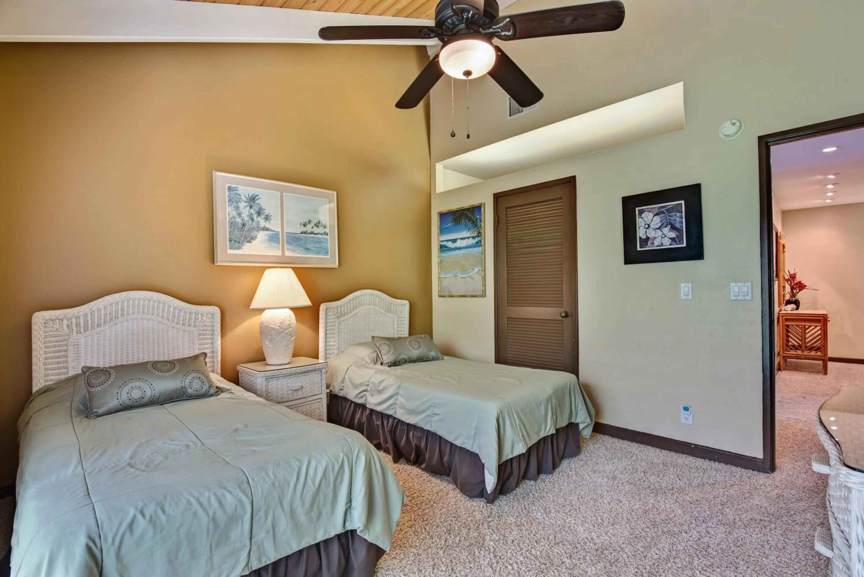 Bedroom, Bed in Castle Kanaloa at Kona