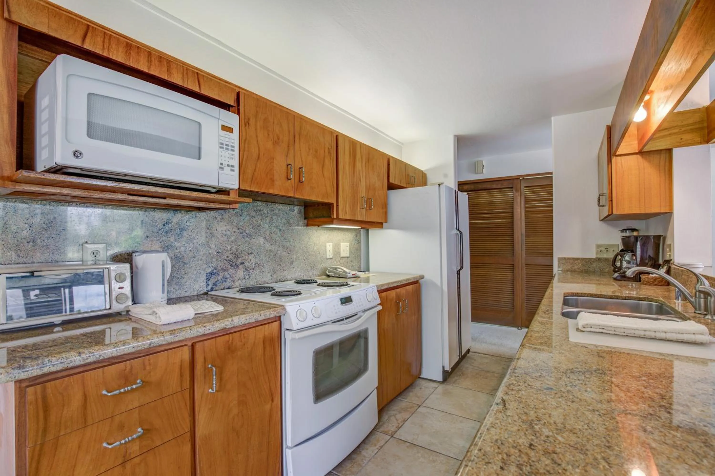 Kitchen or kitchenette in Castle Kanaloa at Kona