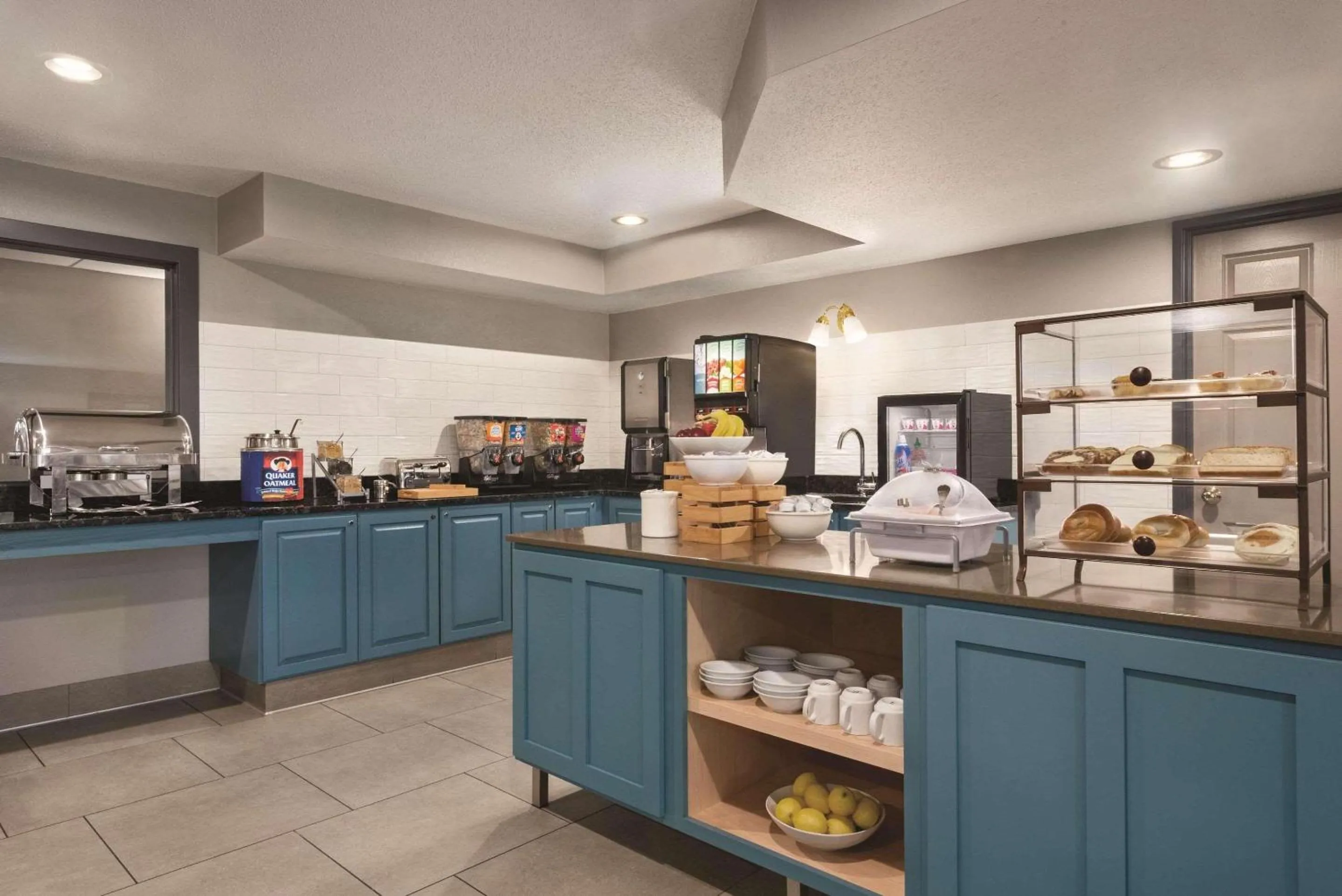 Breakfast in Country Inn & Suites by Radisson, Cottage Grove, MN