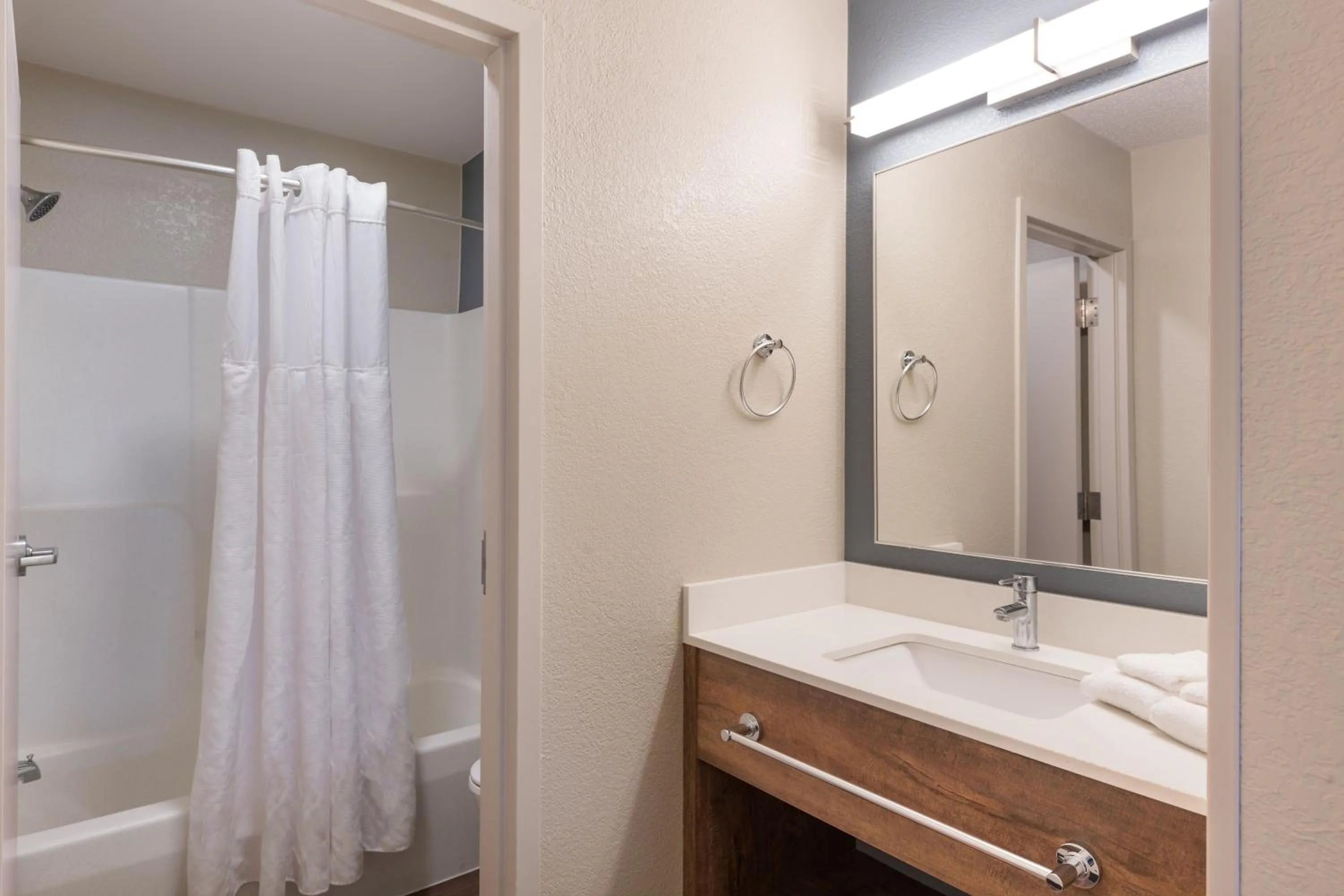 Bathroom in Extended Stay America Premier Suites - Charlotte - Pineville - Pineville Matthews Rd.
