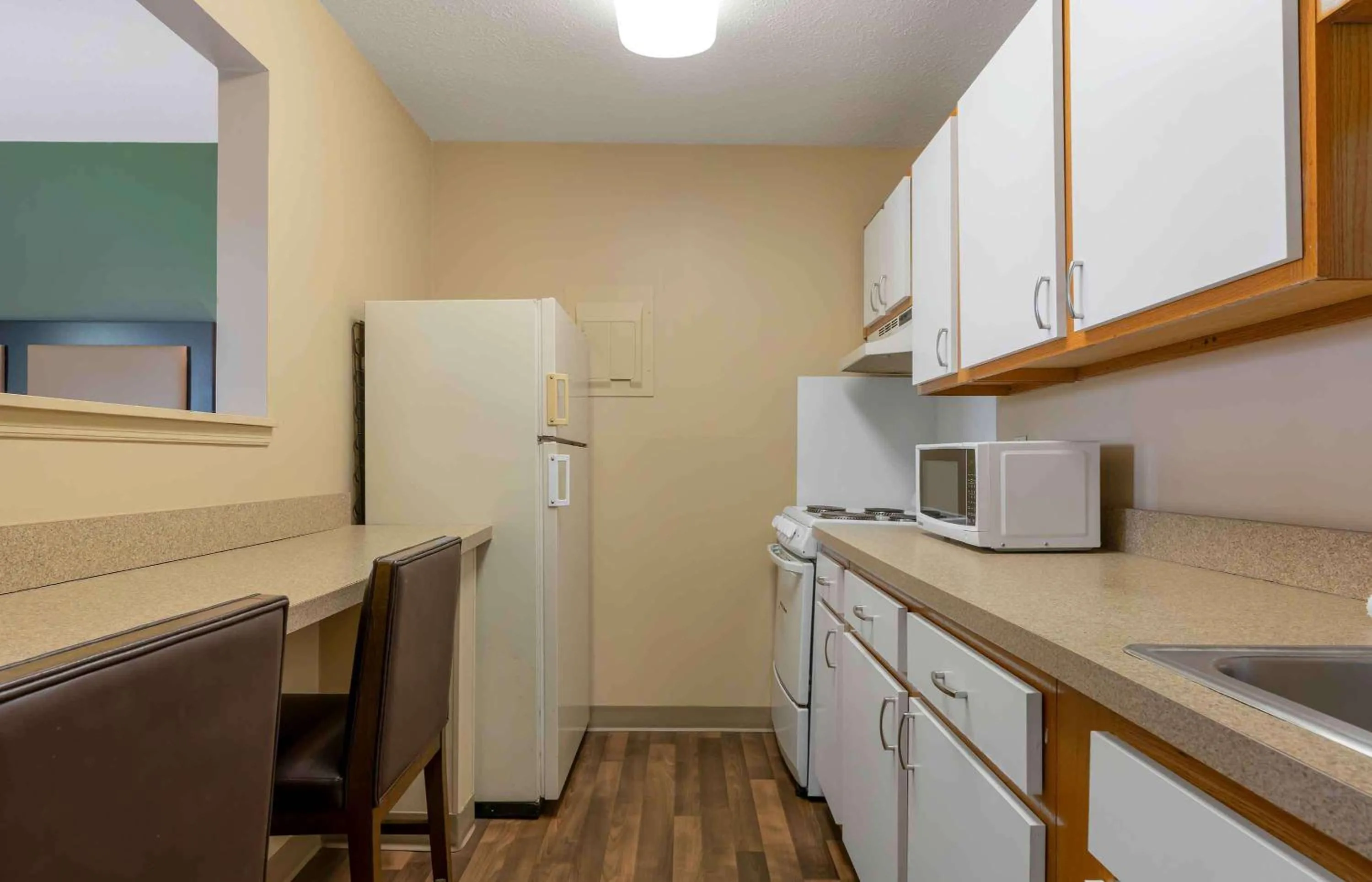 Kitchen or kitchenette in Suburban Studios Louisville East