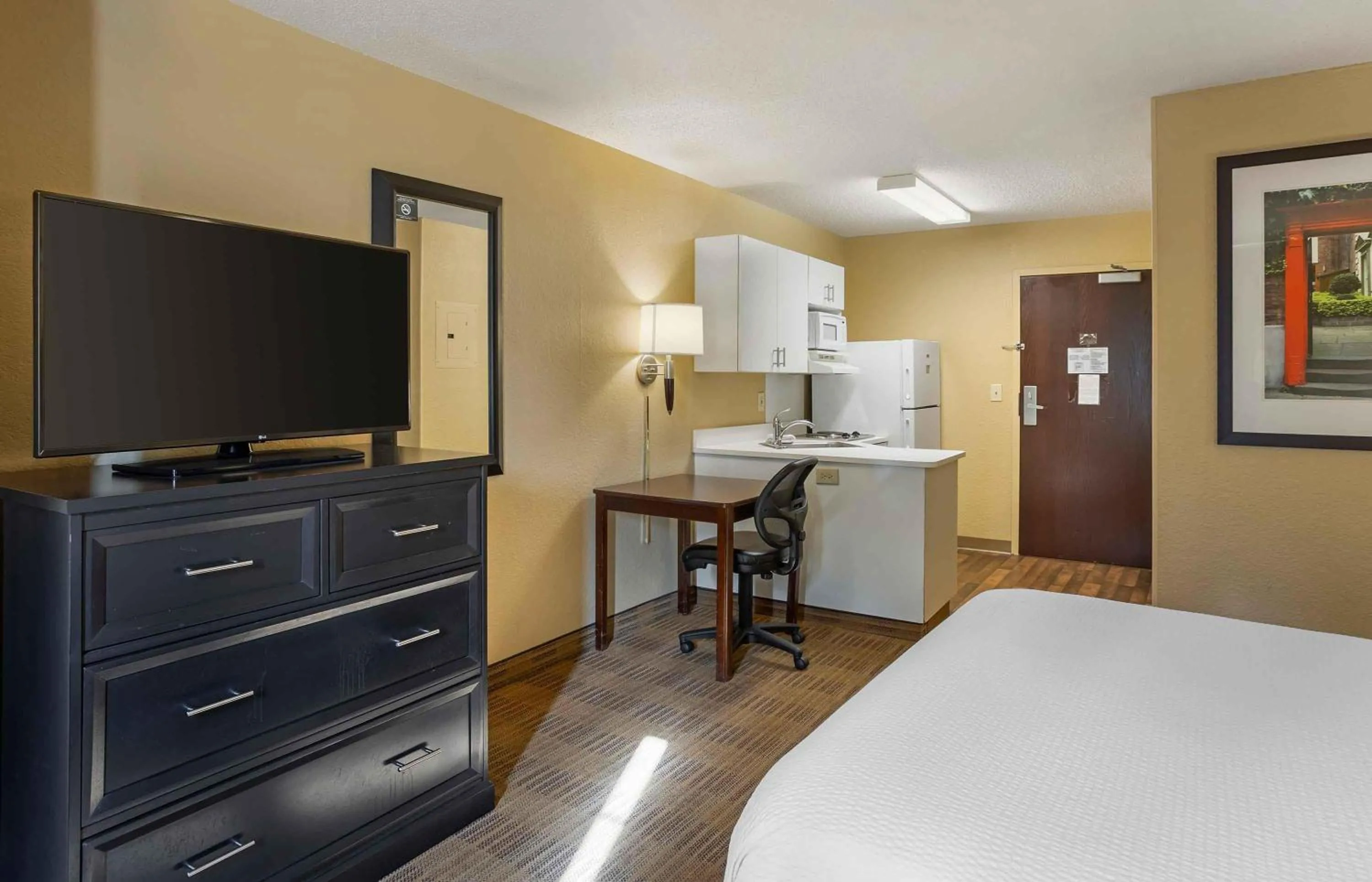 Bedroom, Bed in Extended Stay America Suites - Philadelphia - Mt Laurel - Crawford Place